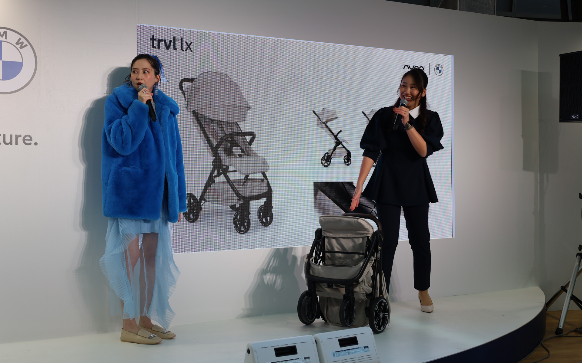 ワンタッチで調節ができるリクライニングシートの採用やセミオートで片手で折りたたむことが可能な「TRVL lx bmw collection」