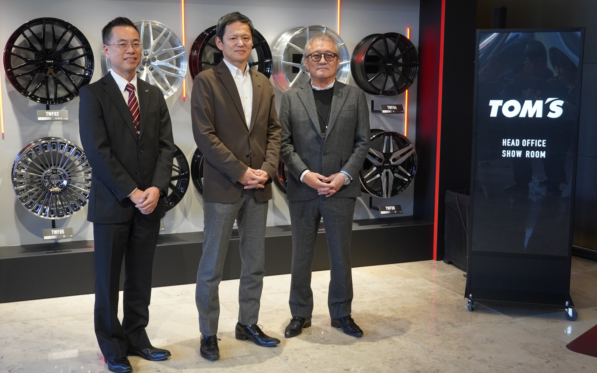 株式会社トムス 取締役会長兼ファウンダー 舘信秀氏（右）、代表取締役社長 谷本勲氏（中央）、ショールームを担当する取締役 伊奈和久氏（左）