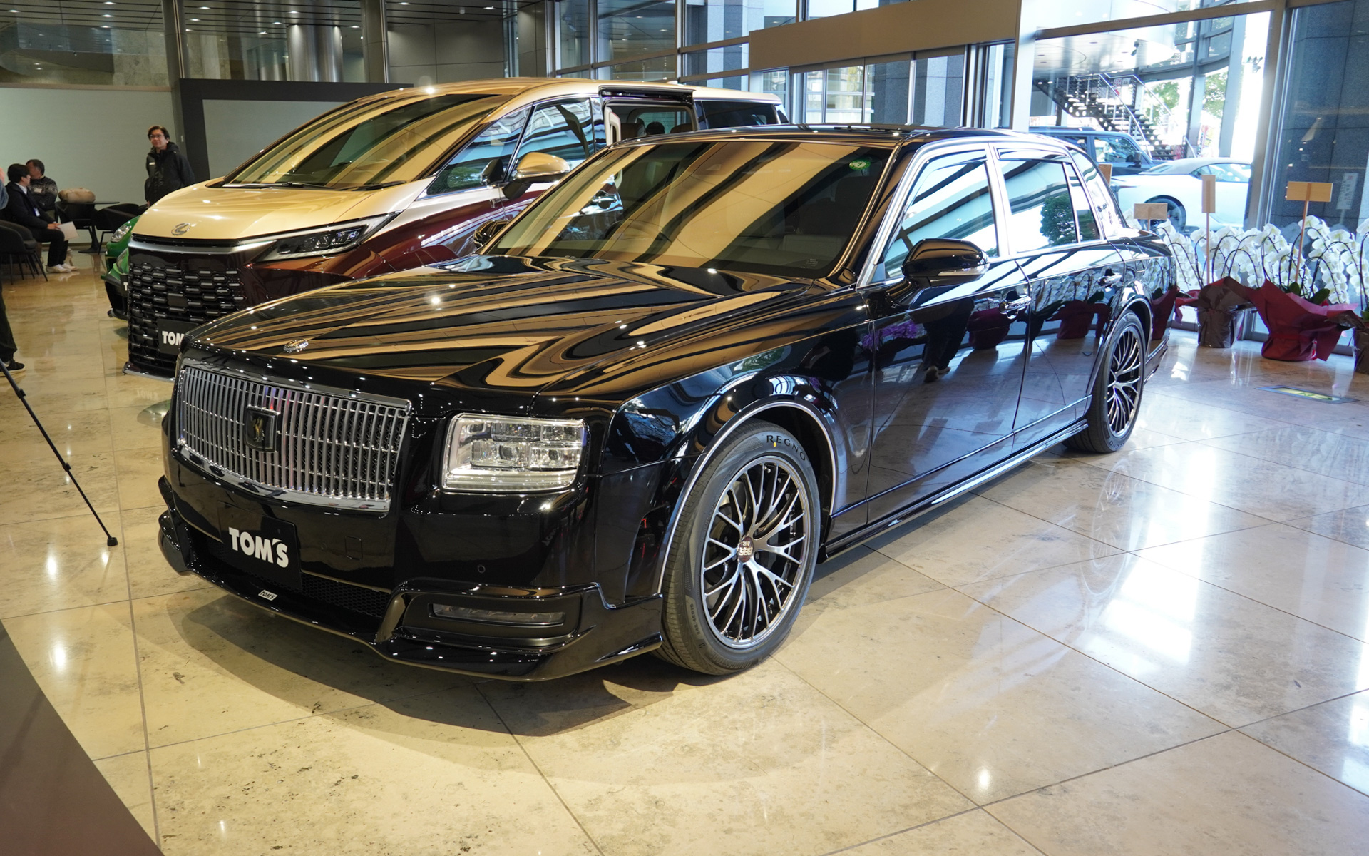 ショールームの室内で展示するクルマたち