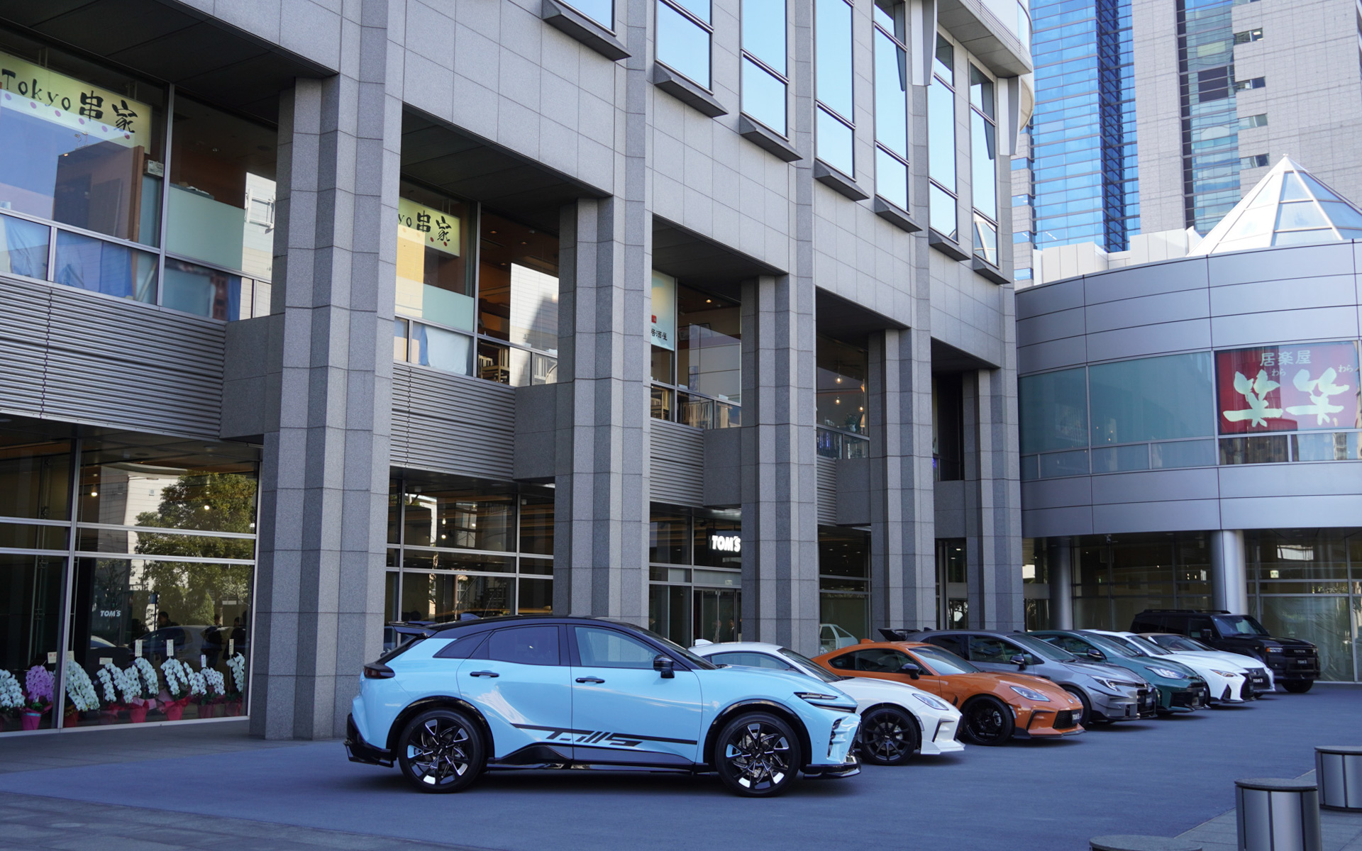 屋外で展示するクルマたち