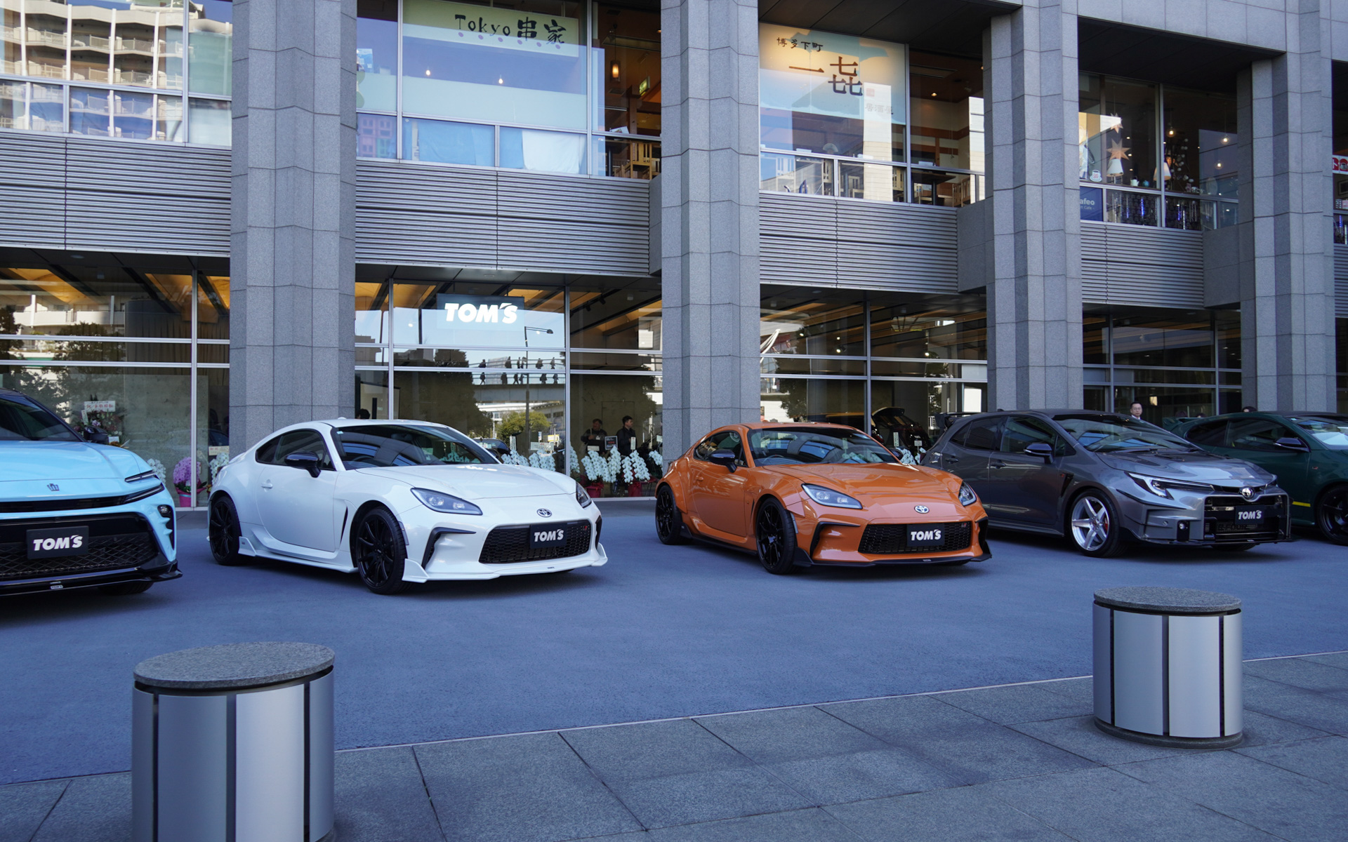 TOM’Sのロゴは外からは目立ちにくいが、クルマの展示が目印となる