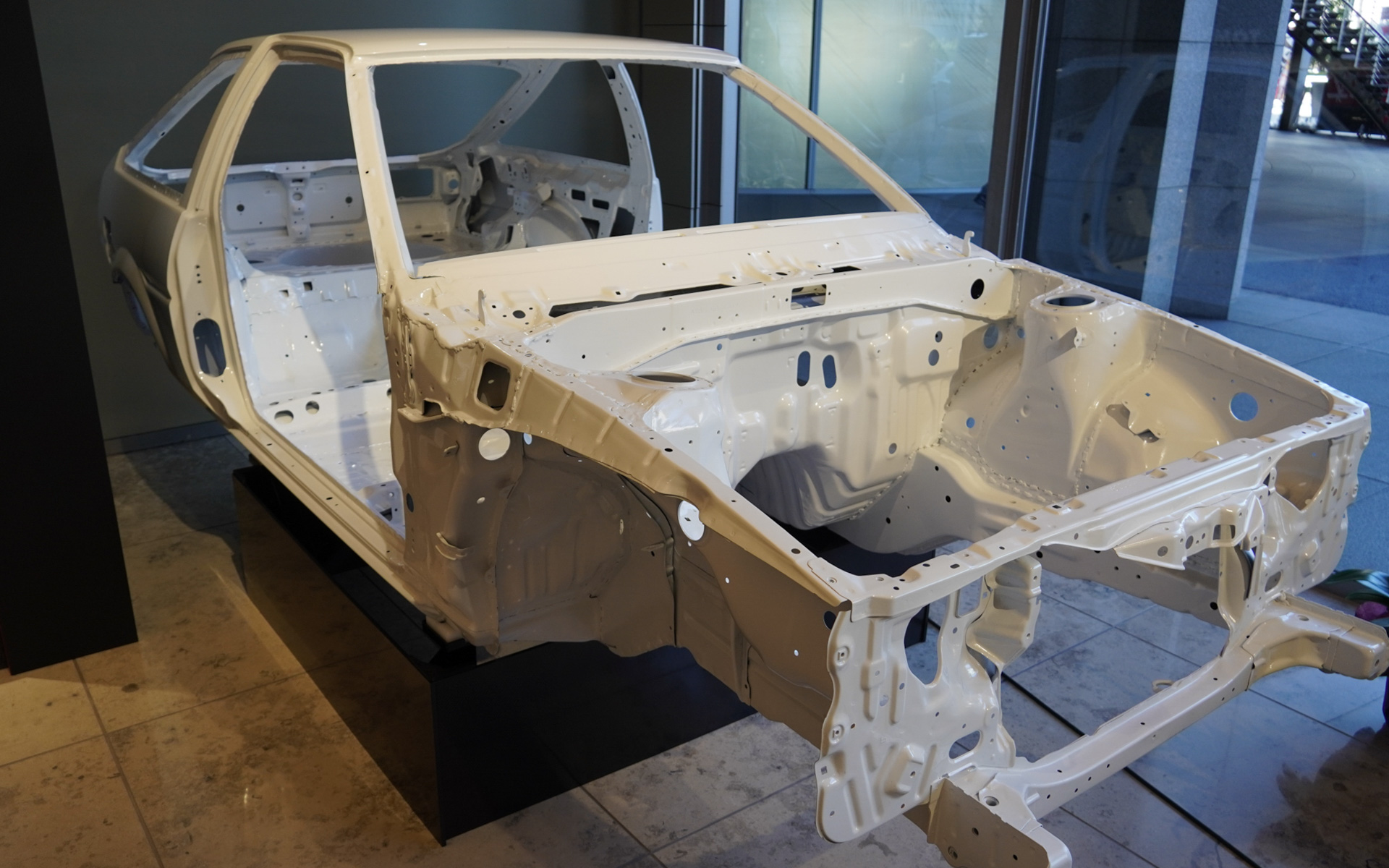 AE86のホワイトボディも展示