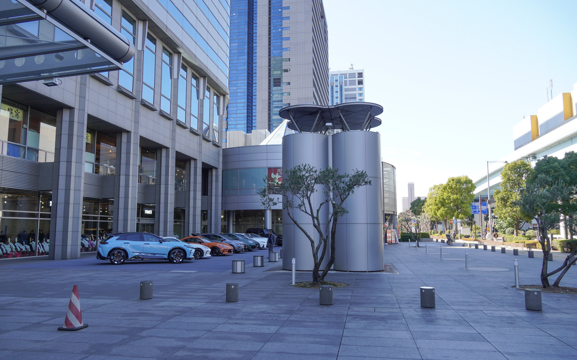 トムス 東京 ショールームの場所はお台場のゆりかもめからよく見える場所。向いにはデックス東京ビーチ、2軒隣奥にはフジテレビという場所