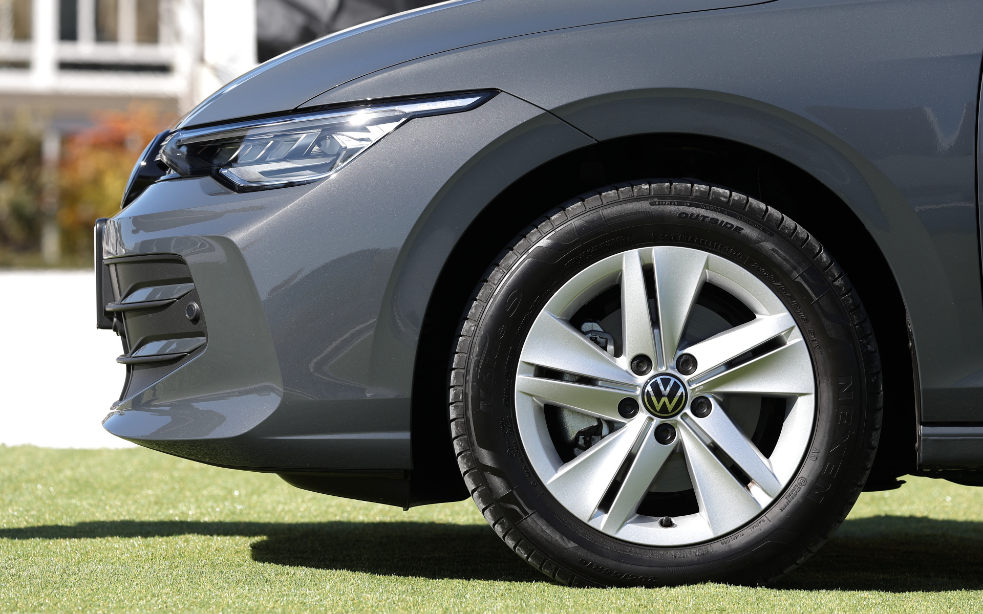 足下は16インチアルミホイールにネクセン「N'blue S」（205/55R16）をセット