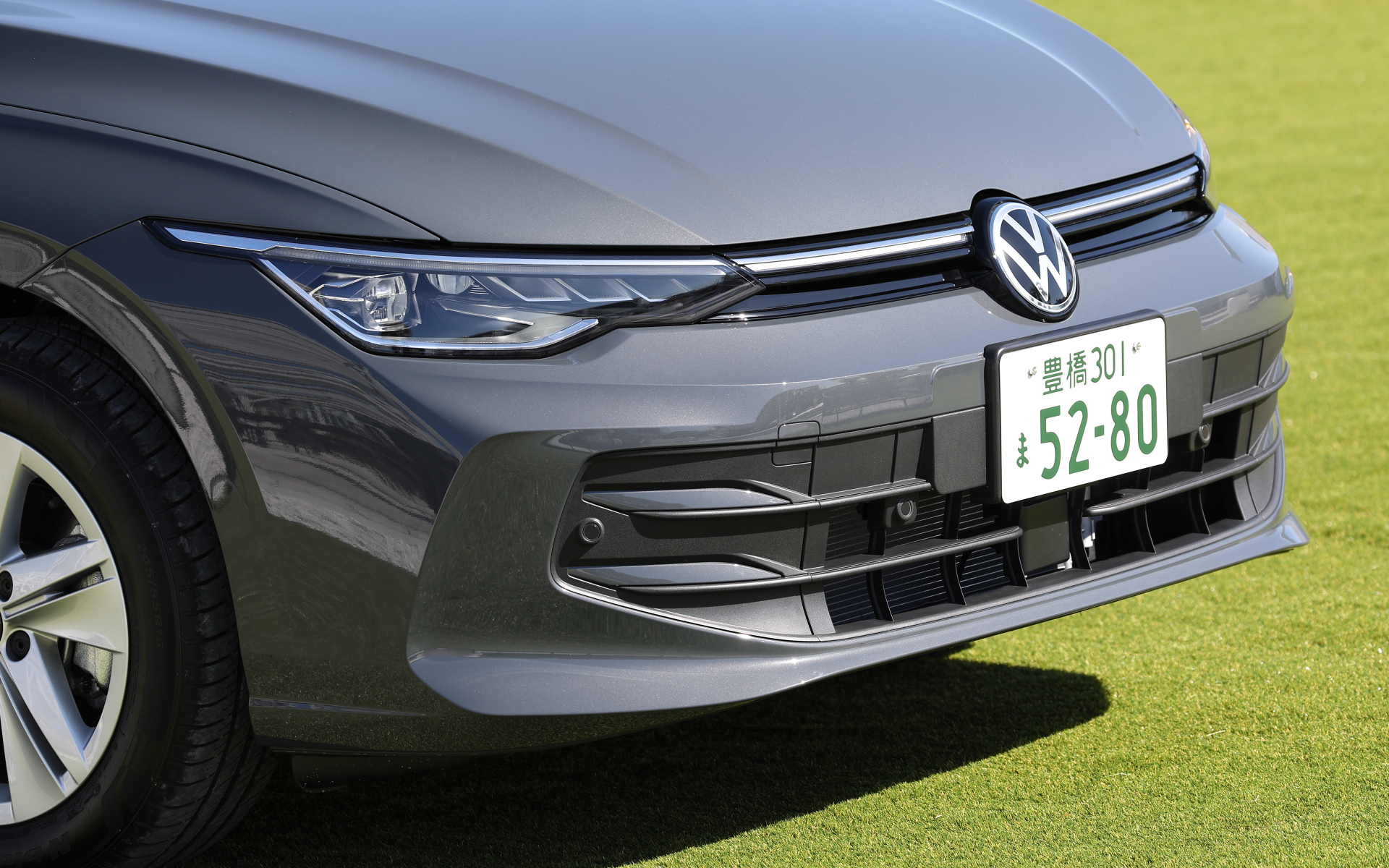 標準グレードの一角を担う「eTSI Active」だが、LEDヘッドライトやアダプティブクルーズコントロール、緊急時停車支援システム“Emergency Assist”、レーンキープアシストシステム“Lane Assist”、同一車線内全車速運転支援システム“Travel Assist”、レーンチェンジアシストシステム“Side Assist Plus”などを標準装備