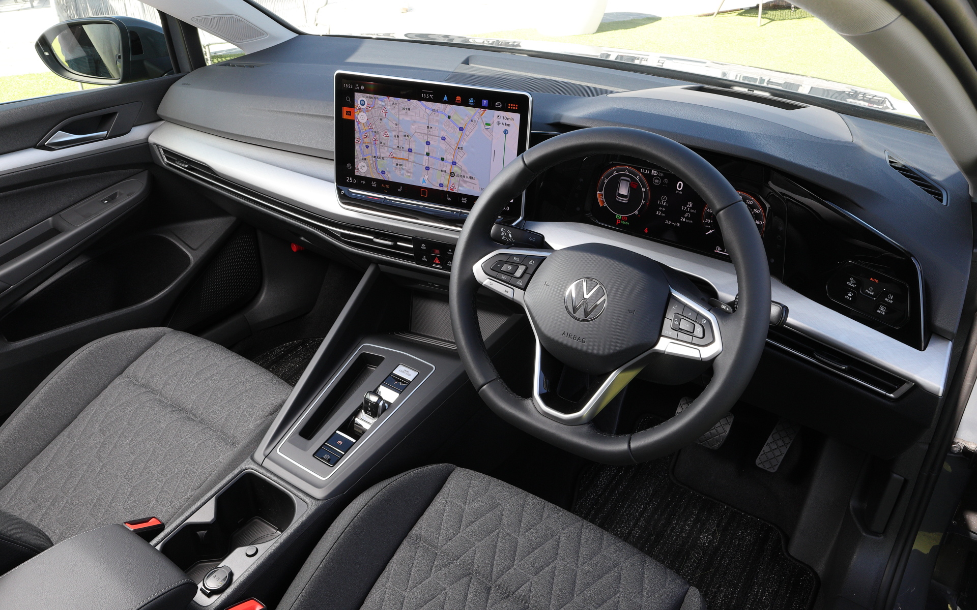 ゴルフ ヴァリアント eTSI Activeのインテリア。最新のインフォテイメントシステムのMIB4は、センタークラスターに設置された12.9インチ大型タッチディスプレイを採用。頻繁に操作するエアコン温度設定や音量設定ではディスプレイ下部に配されたバックライト付きタッチスライダーバーで操作性を向上。メニュー構造も大型画面を活かすように改良されている