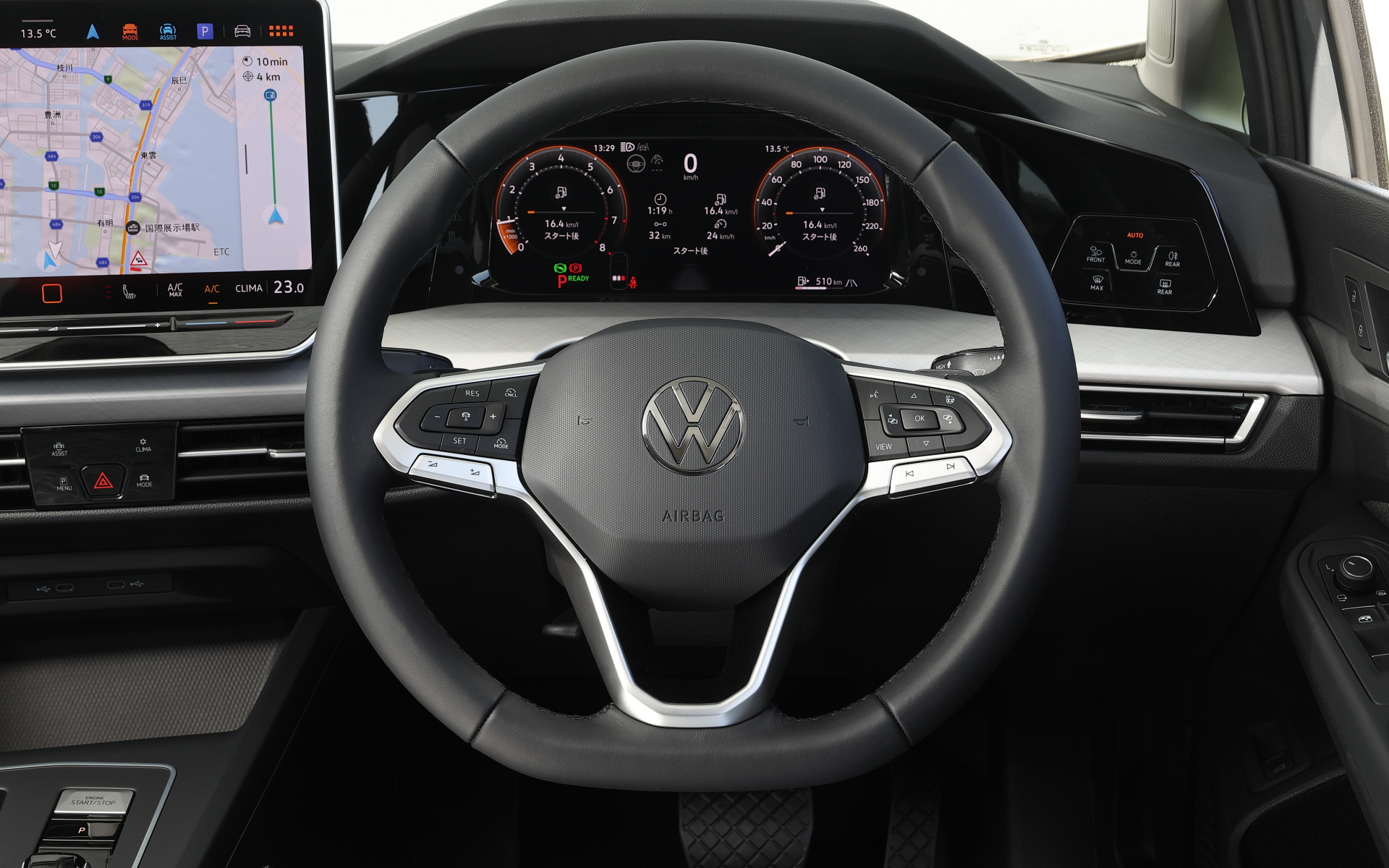 ゴルフ ヴァリアント eTSI Activeのインテリア。最新のインフォテイメントシステムのMIB4は、センタークラスターに設置された12.9インチ大型タッチディスプレイを採用。頻繁に操作するエアコン温度設定や音量設定ではディスプレイ下部に配されたバックライト付きタッチスライダーバーで操作性を向上。メニュー構造も大型画面を活かすように改良されている