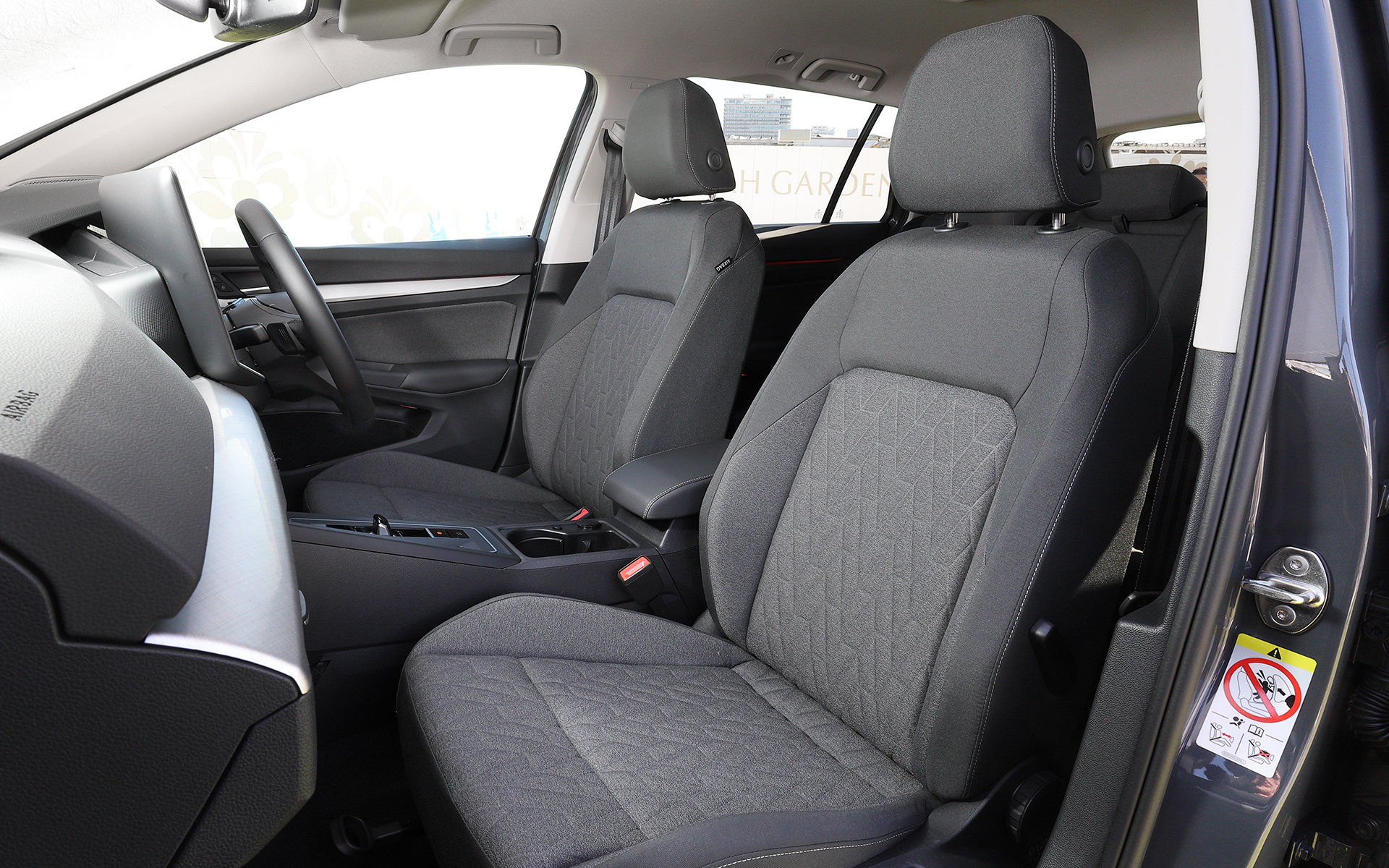 ゴルフ ヴァリアント eTSI Activeのインテリア。最新のインフォテイメントシステムのMIB4は、センタークラスターに設置された12.9インチ大型タッチディスプレイを採用。頻繁に操作するエアコン温度設定や音量設定ではディスプレイ下部に配されたバックライト付きタッチスライダーバーで操作性を向上。メニュー構造も大型画面を活かすように改良されている