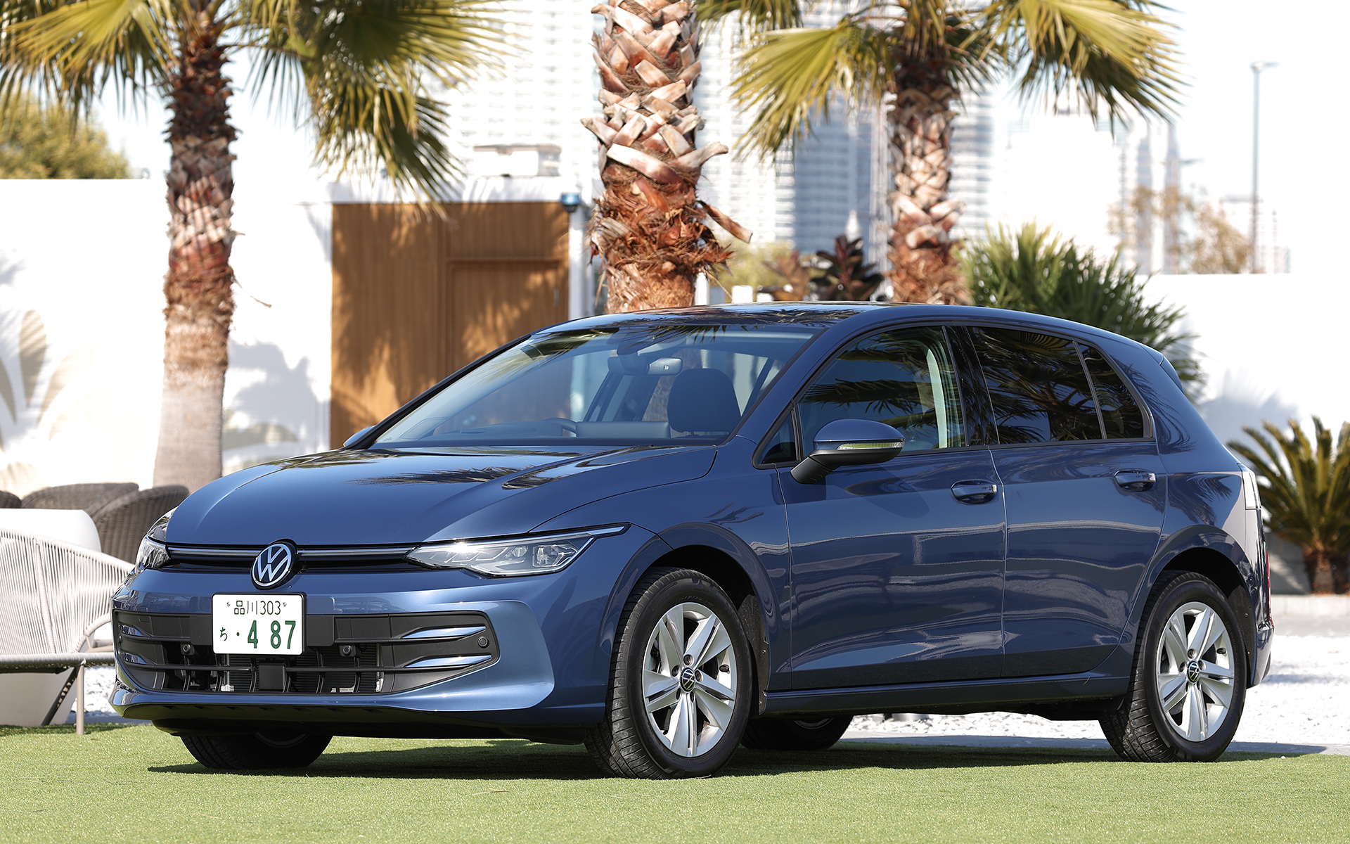 こちらはハッチバックの「ゴルフ eTSI Active」（379万9000円）。ボディサイズは4295×1790×1475mm（全長×全幅×全高）、ホイールベースは2620mm。なお新型ゴルフのエクステリアではイルミネーション付きVWエンブレムを日本初採用している