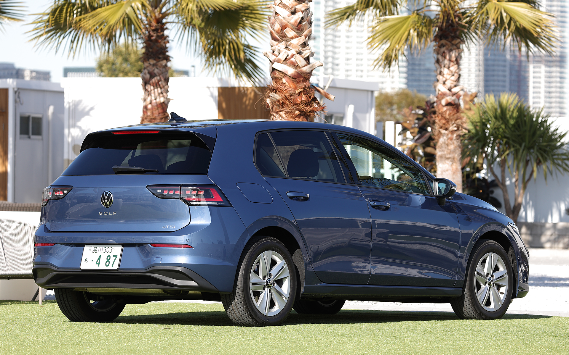 こちらはハッチバックの「ゴルフ eTSI Active」（379万9000円）。ボディサイズは4295×1790×1475mm（全長×全幅×全高）、ホイールベースは2620mm。なお新型ゴルフのエクステリアではイルミネーション付きVWエンブレムを日本初採用している