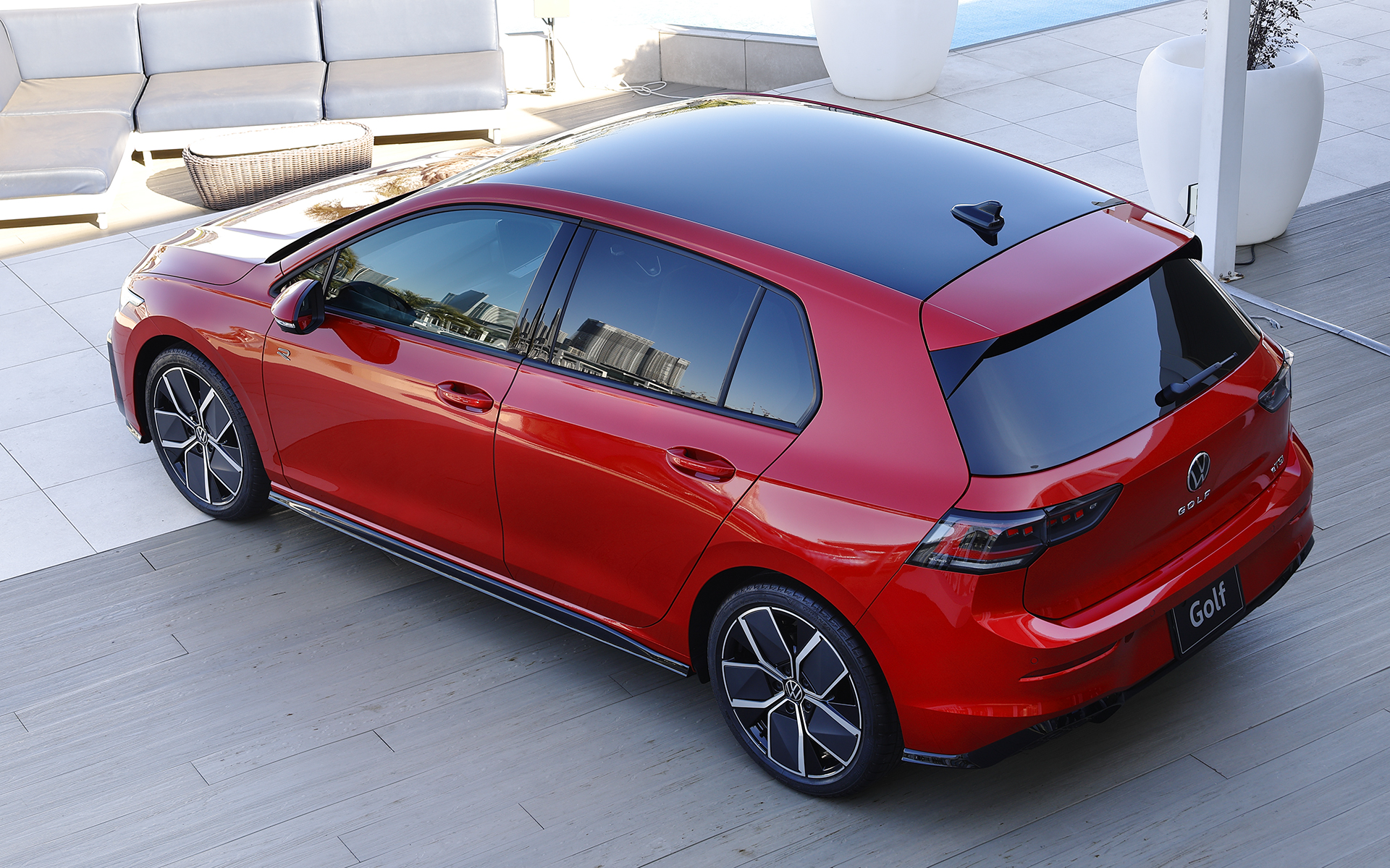 ボディカラーについて、ハッチバックのR-LineとGTI、Rはブラックルーフ仕様となり、ヴァリアントは全グレードとも単色の設定