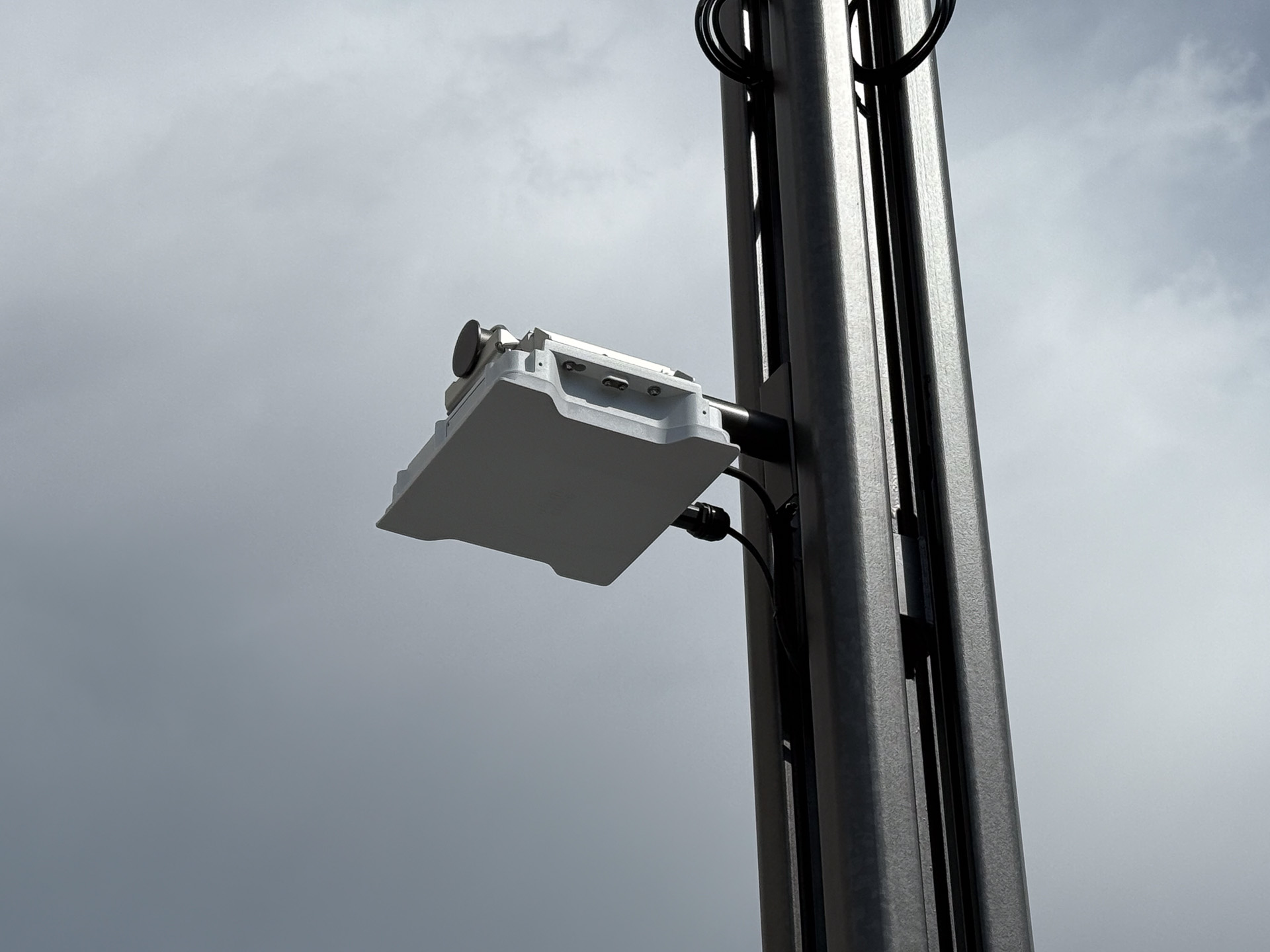 こちらもスマートポールに取り付けられていたユニット。形状からは下向きに電波を吹くか受信するように思われる。ビームフォーミングを伴うMassive MIMO対応5Gアンテナにも見えるのだが……。確認し忘れました