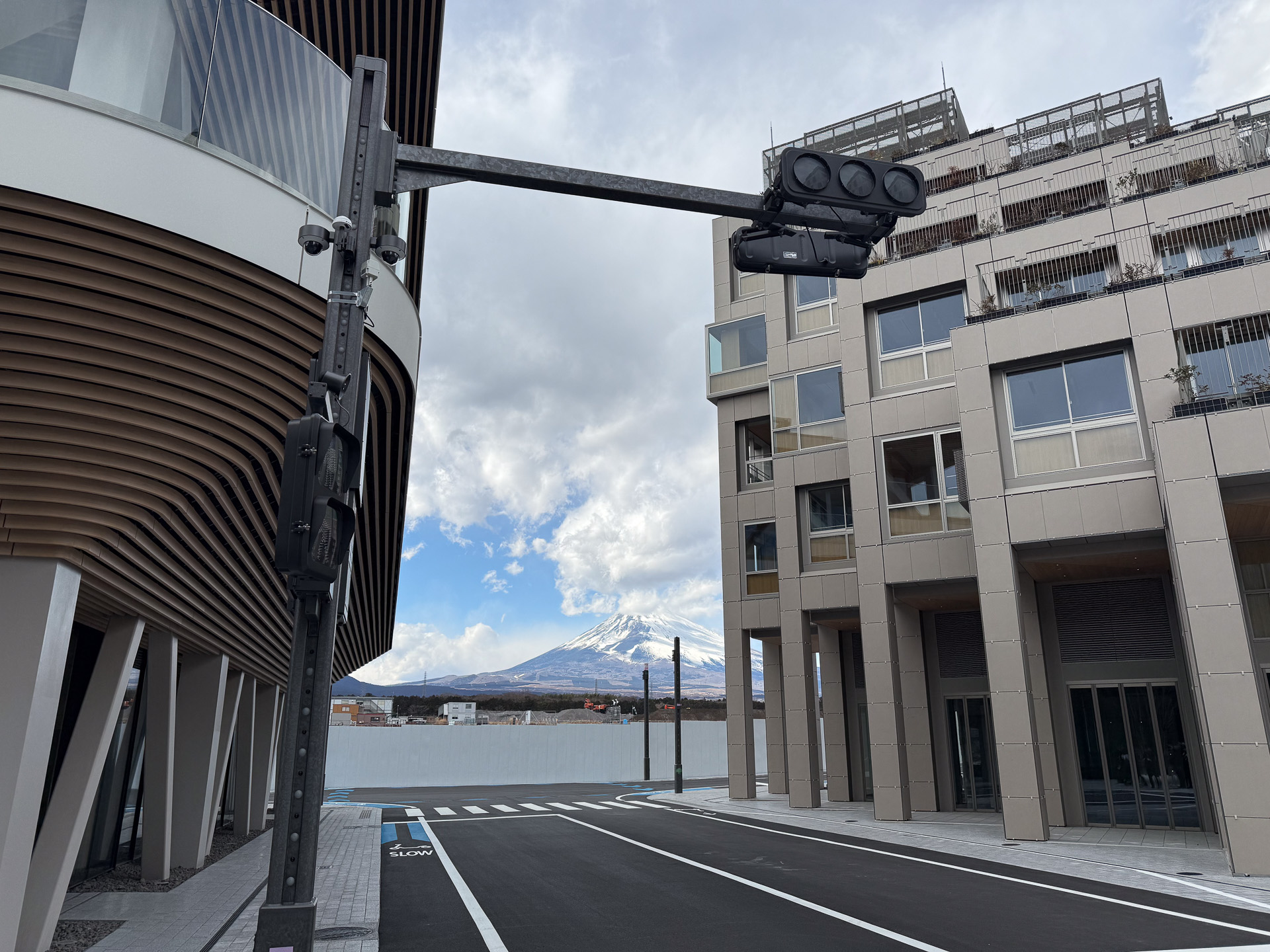 ウーブンシティに設置されている信号機。信号機に詳しい方ならいろいろ興味深い点が多い。富士山とともに