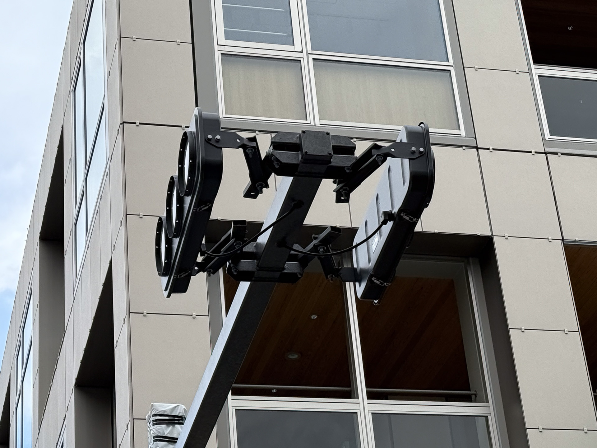 ウーブンシティの信号表示器。位置や角度が可変できるようになっている。よく見ると信号灯まわりに穴があいており、フィルターなどが取り付けられるのだろうか？