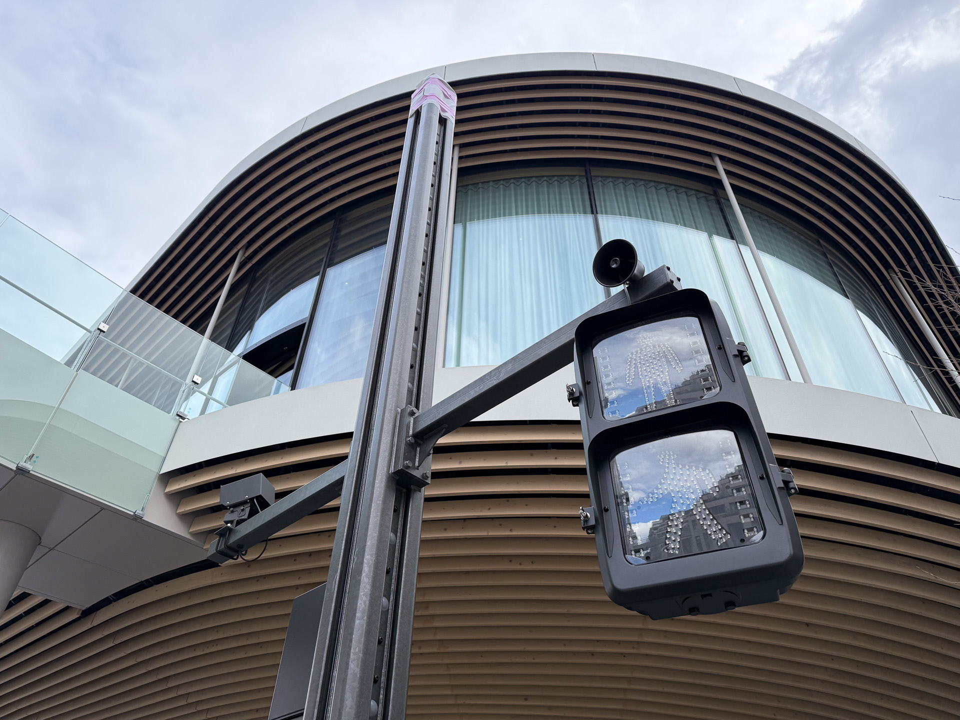 こちらは歩行者用の信号機。カメラやスピーカーがスマートポールに取り付けられている