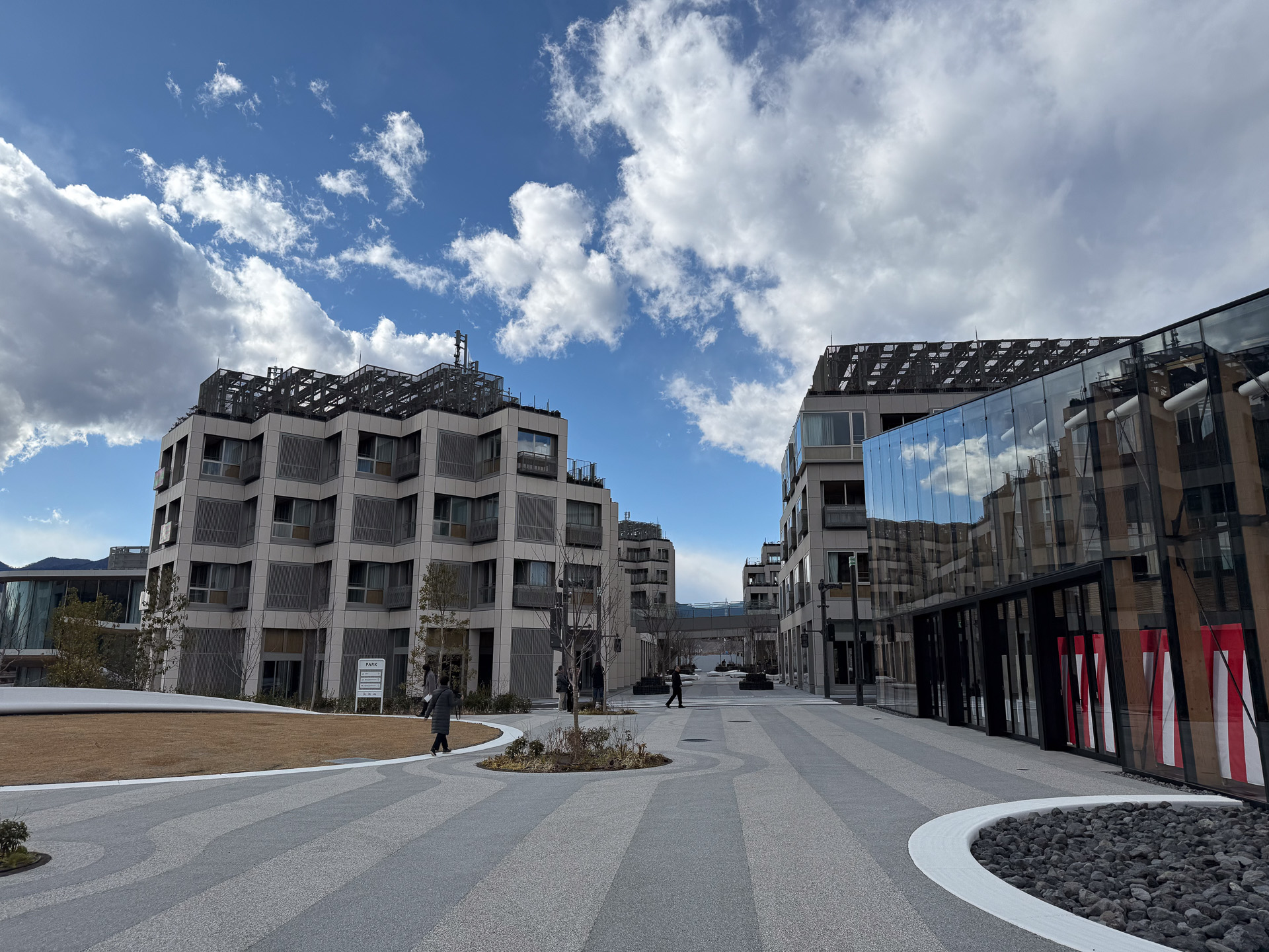 一般的なセルラー系のアンテナ群は、左の建物の屋上のような場所に設置してあるのを見受けられた。密度はとても高かったような気がする