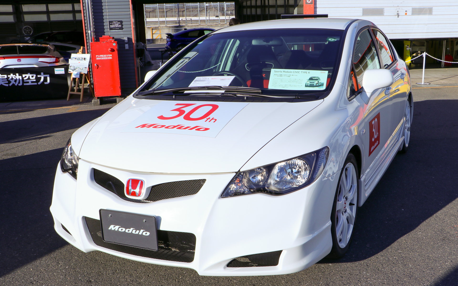 初めて実効空力の考えを盛り込んだエアロパーツが採用されたSports Modulo CIVIC TYPE R（FD2）