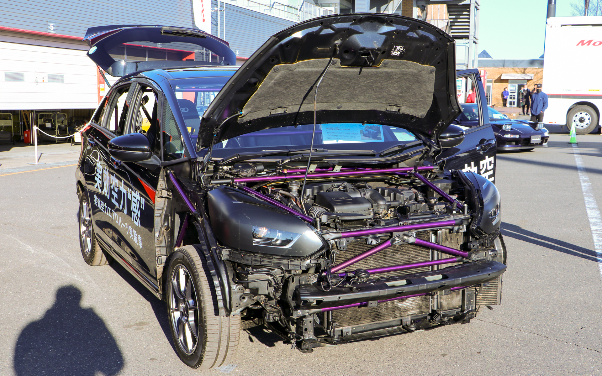 若手の開発スタッフが実効空力を感じるために使用しているというテスト車両（フィット）