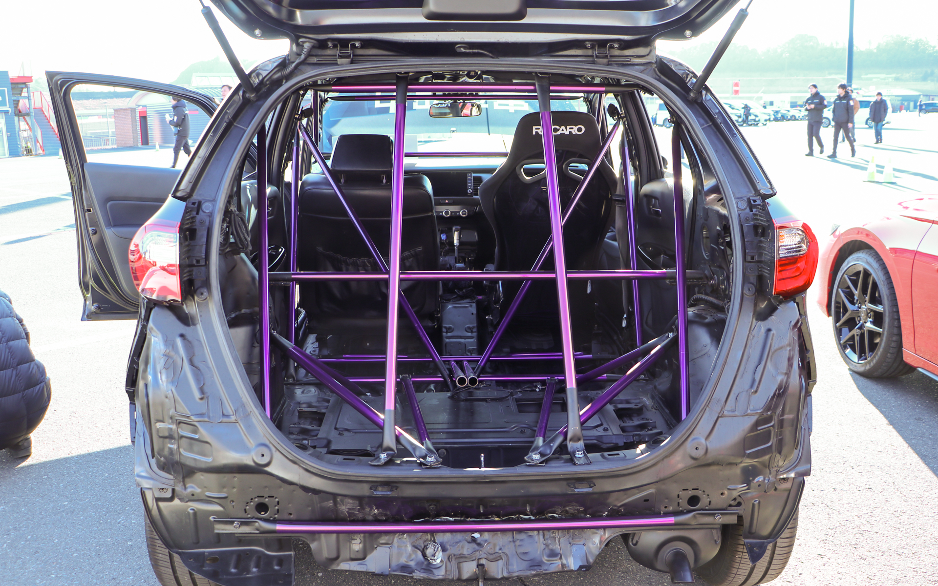 若手の開発スタッフが実効空力を感じるために使用しているというテスト車両（フィット）