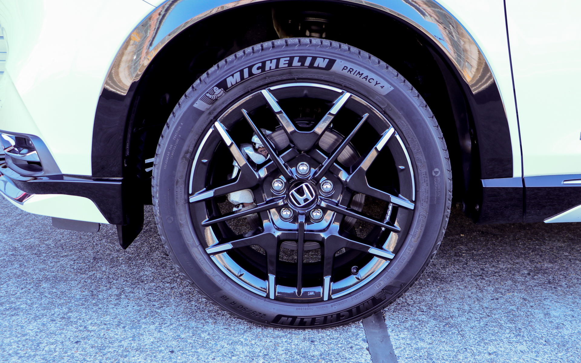 “しなる”ことでタイヤの接地面圧を高め、パフォーマンスを引き出すアルミホイール「MS-050」のカラーは「ハイコントラストシルバー塗装」で、1本4万6200円