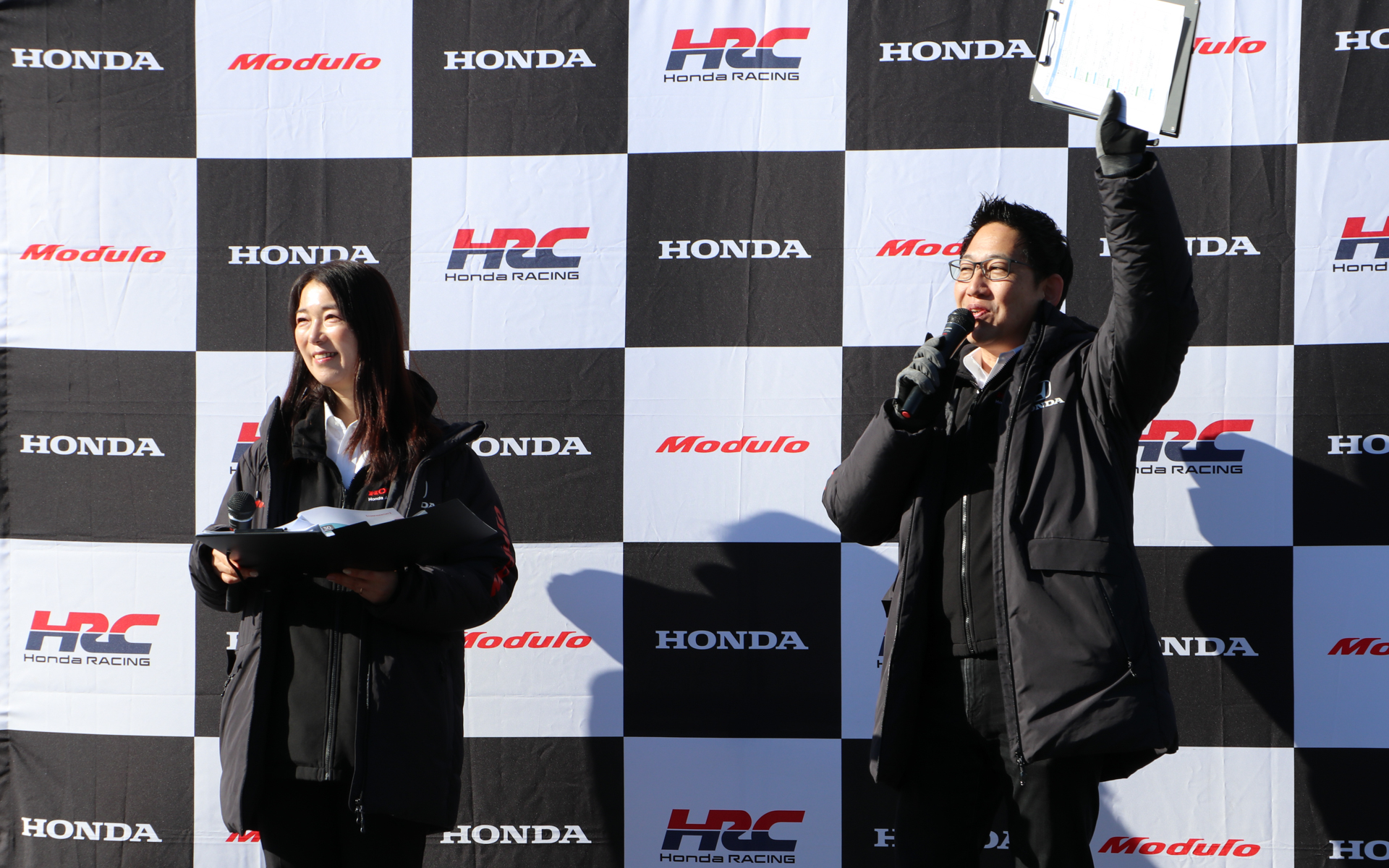 ファシリテーターを務めたカーライフジャーナリストのまるも亜希子氏（左）、モータースポーツアナウンサーのピエール北川氏（右）