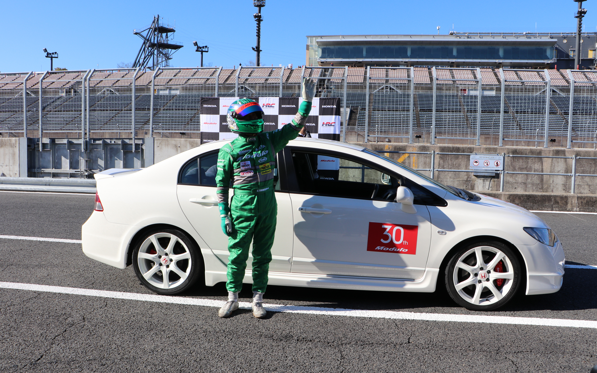 2008年に“実効空力”を初提唱したエアロパーツを装着した「Sports Modulo CIVIC TYPE R（FD2型）」と土屋圭市氏