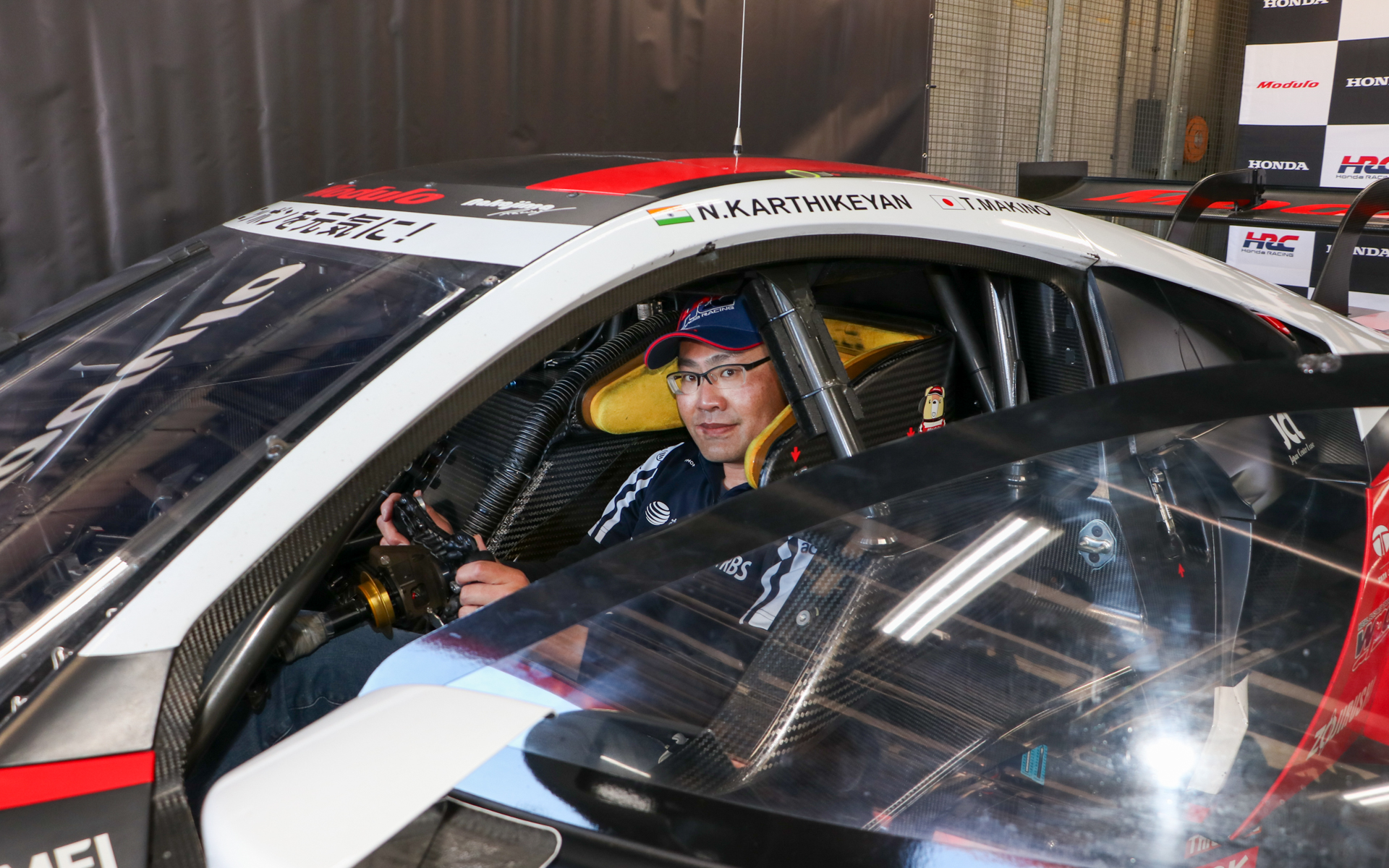 2023年で引退した旧マシン「NSX-GT」のコクピット体感も実施され、多くの観客が並んでGTマシンのコクピット体験を楽しんでいた