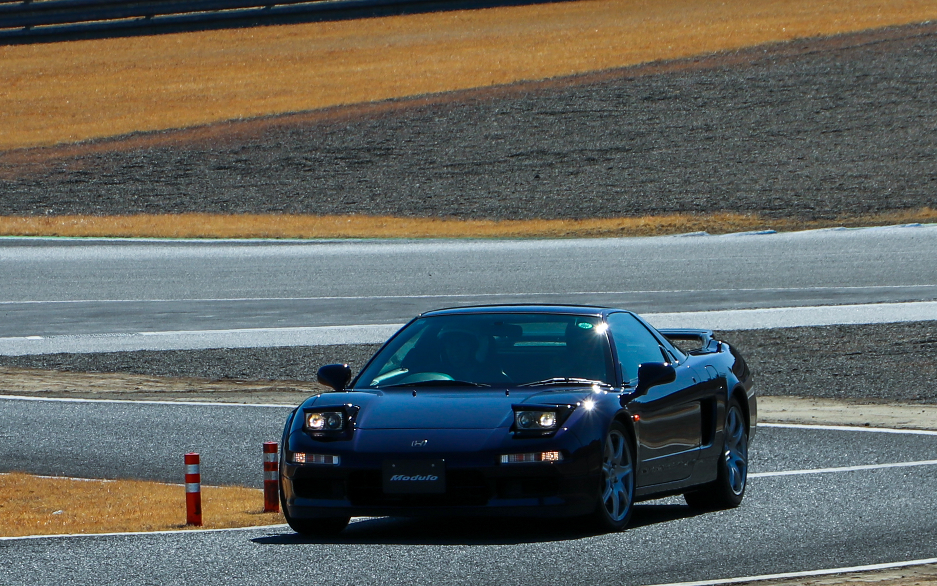 当日サプライズで、中嶋悟監督がステアリングを握るNSXによる同乗走行も実施。たまたま順番のまわってきた1名に幸運が訪れた