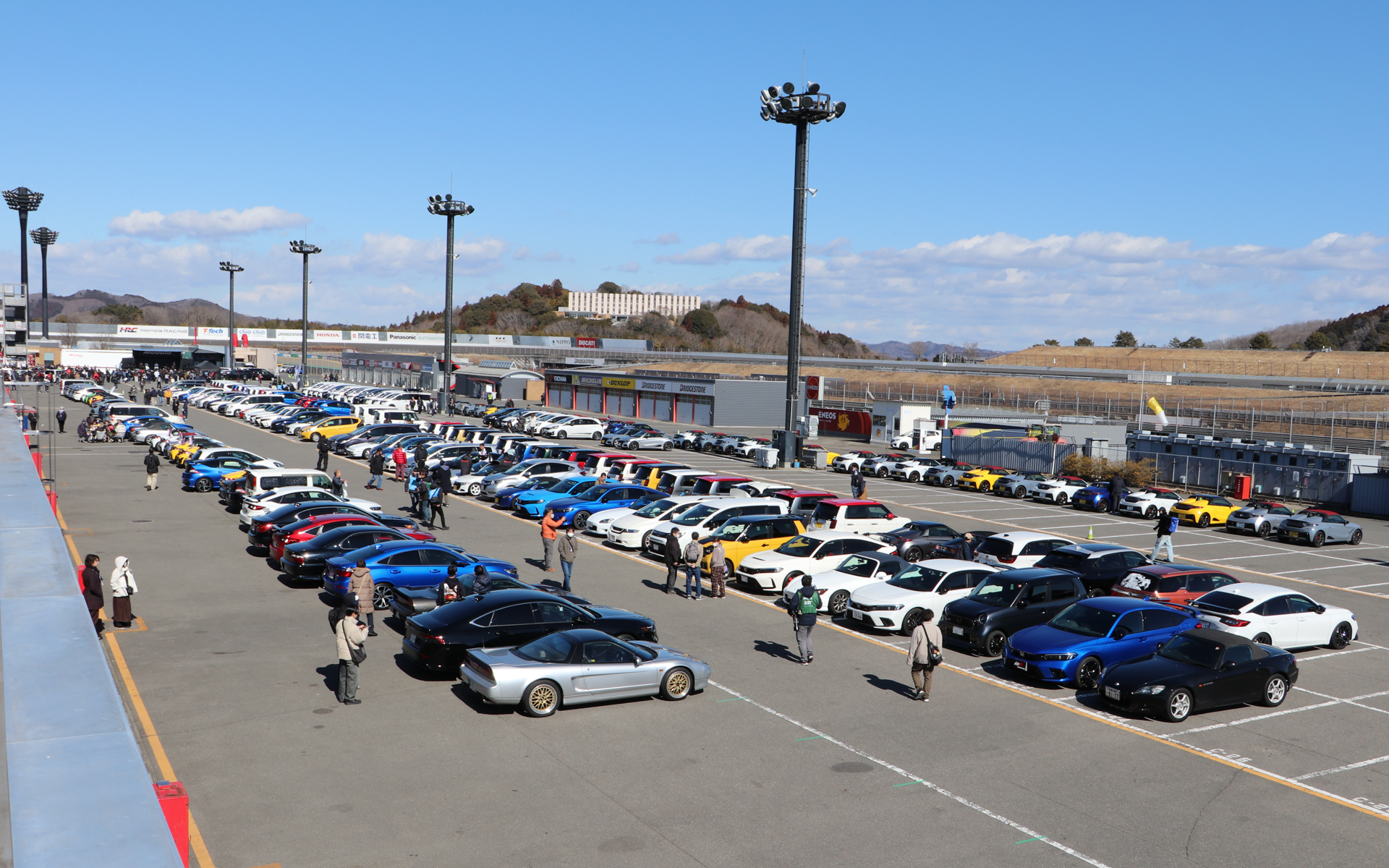 モビリティリゾートもてぎの第1パドックは、コンプリートカー「Modulo X」や純正アクセサリー「Modulo」アイテム装着ユーザーなどのオーナーズミーティング会場としても利用。同じ車両を好む仲間同士が集まることで会話も弾み、楽しそうな交流が図られていた