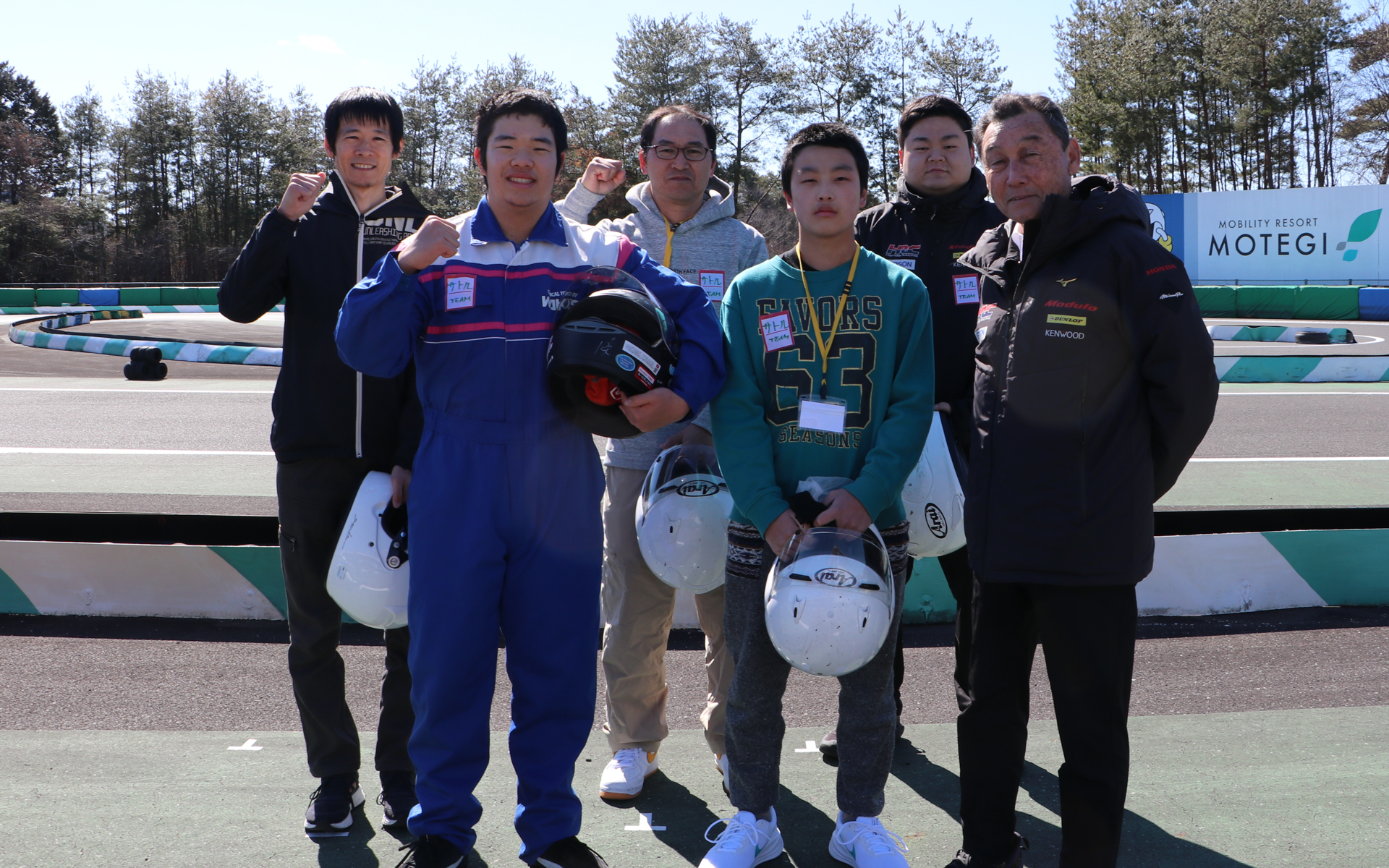 チーム中嶋の中嶋監督は、「実はうちのメカニックが混じっているのですが、体重オーバーで期待できませんね。昨夜も晩御飯をたくさん食べてましたから」と内情を暴露