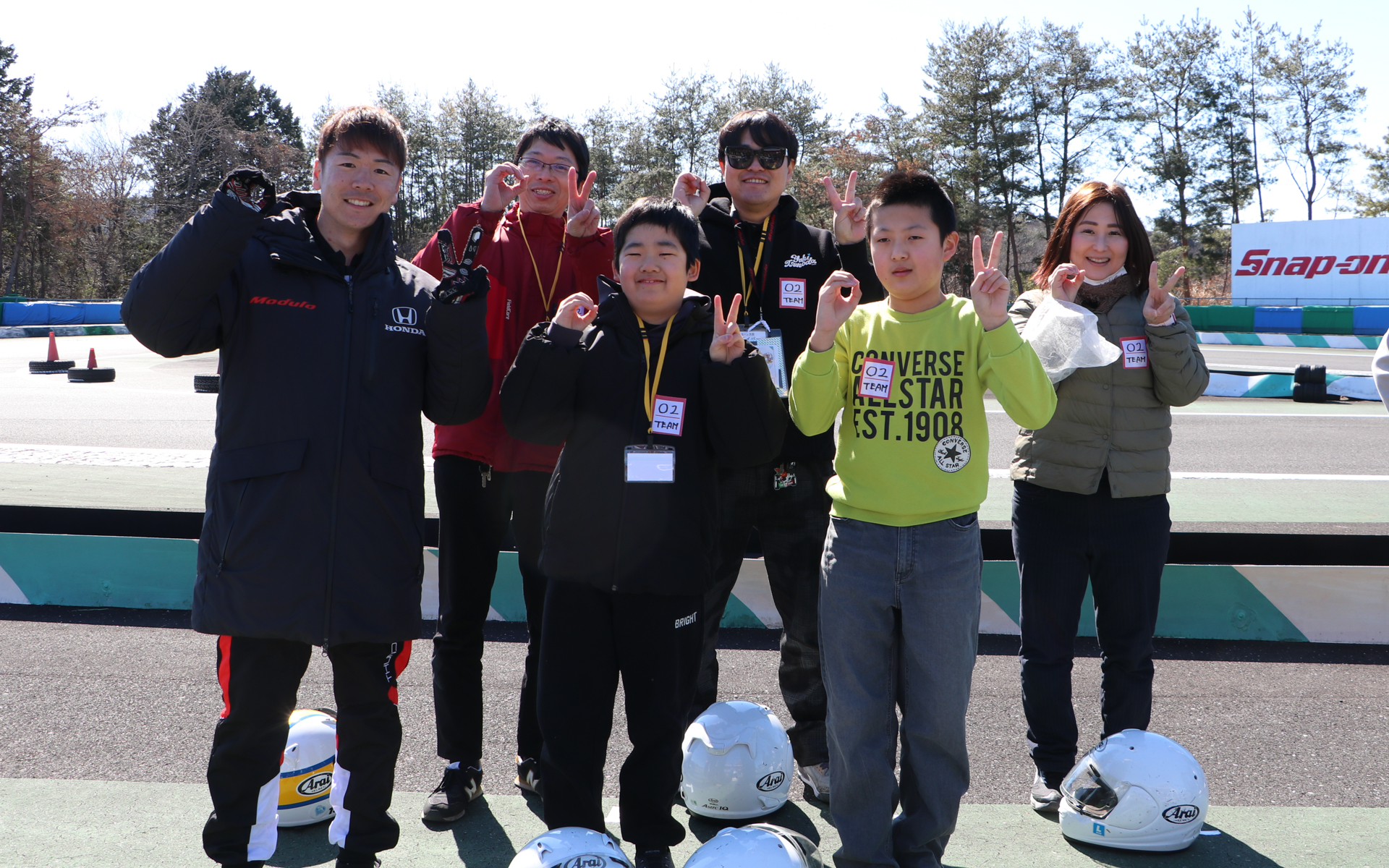 チームO2（大津選手）は、両手で「0（オー）」と「2（ツー）」を表現して結成力をアピール。大津選手は「経験者がいるので、タイムは任せようと思います」と意気込みを語った