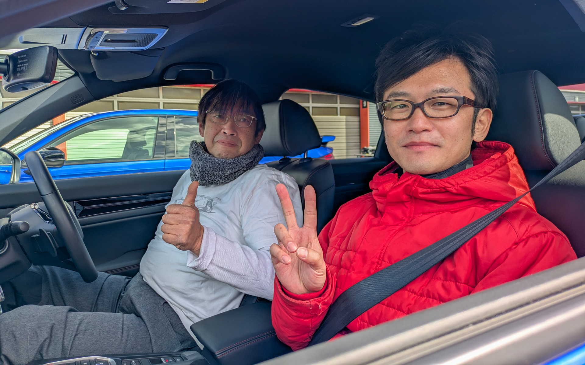 シビック専用テールゲートスポイラーを開発した山崎純平氏が助手席に乗って解説