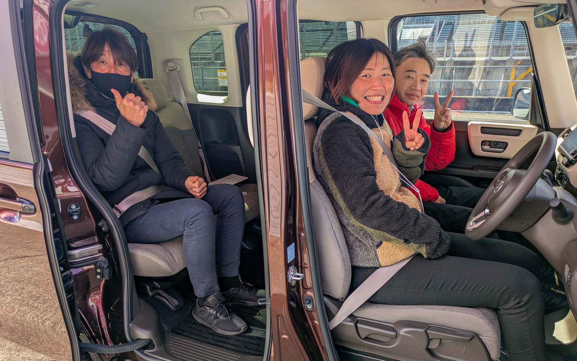 N-BOXでは開発の湯沢氏が同乗。当選者の同伴者も一緒に同乗して貴重なサーキット走行を楽しんでいた