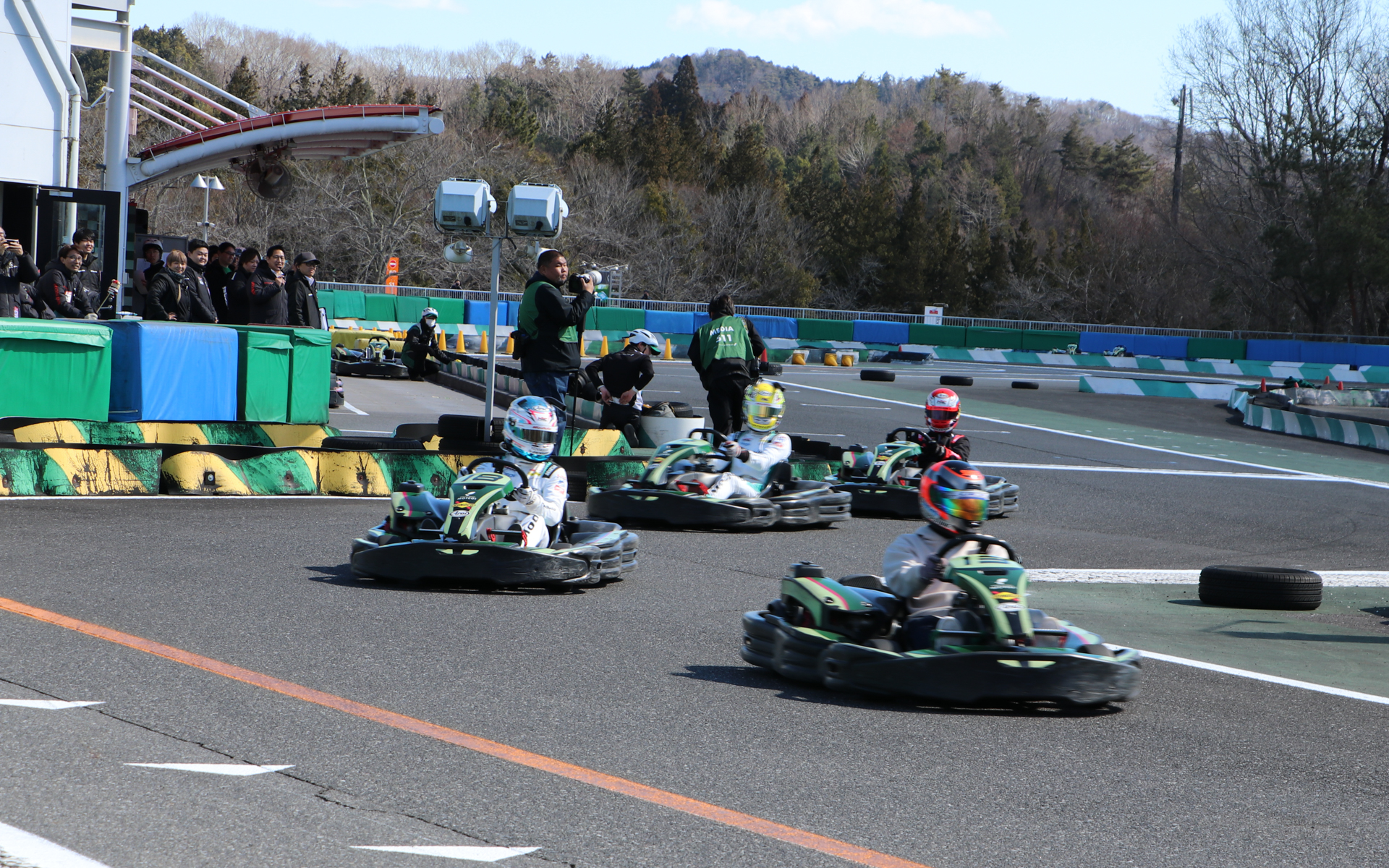 現役トップドライバーの3人が、中嶋監督の影武者として走る一般人を追いかける状況に