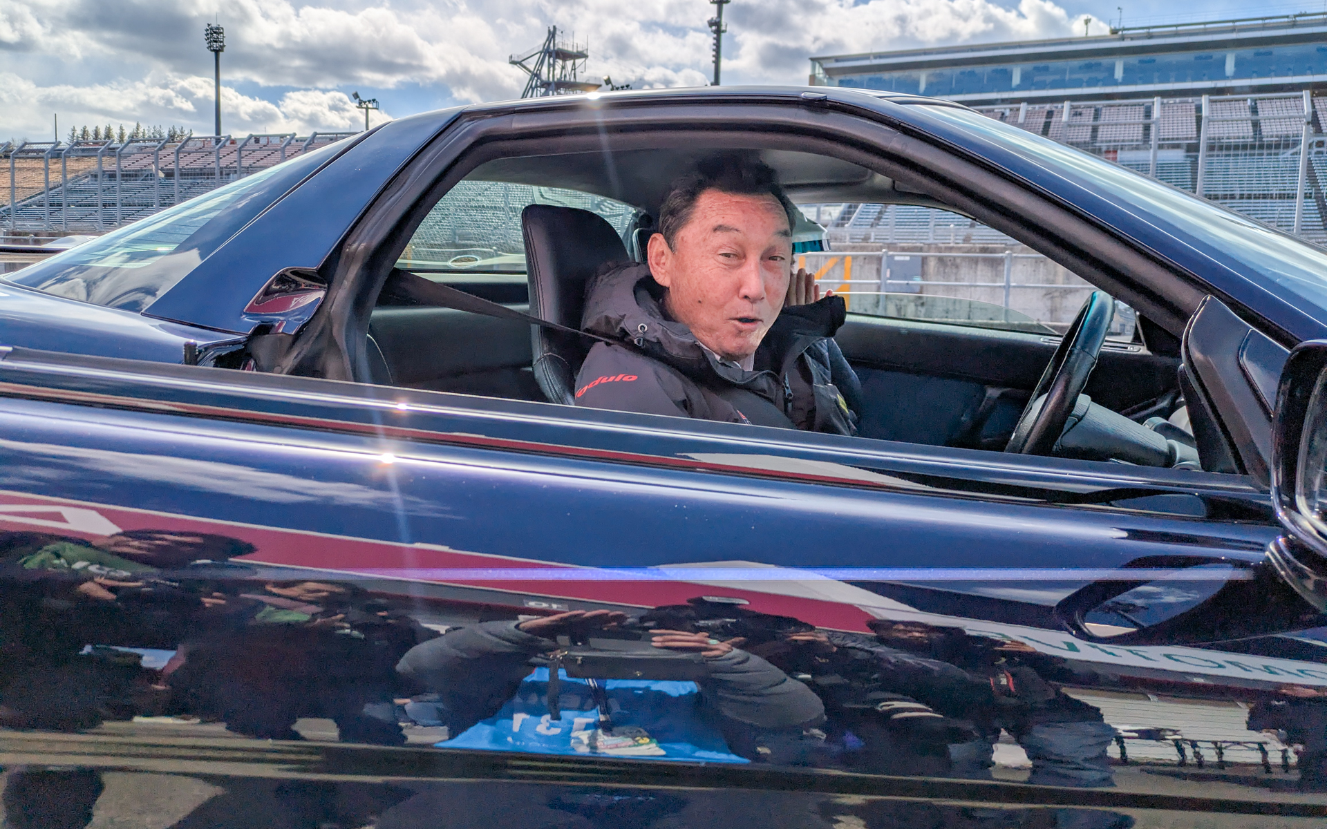 当日サプライズで、中嶋悟監督がステアリングを握るNSXによる同乗走行も実施。たまたま順番のまわってきた1名に幸運が訪れた