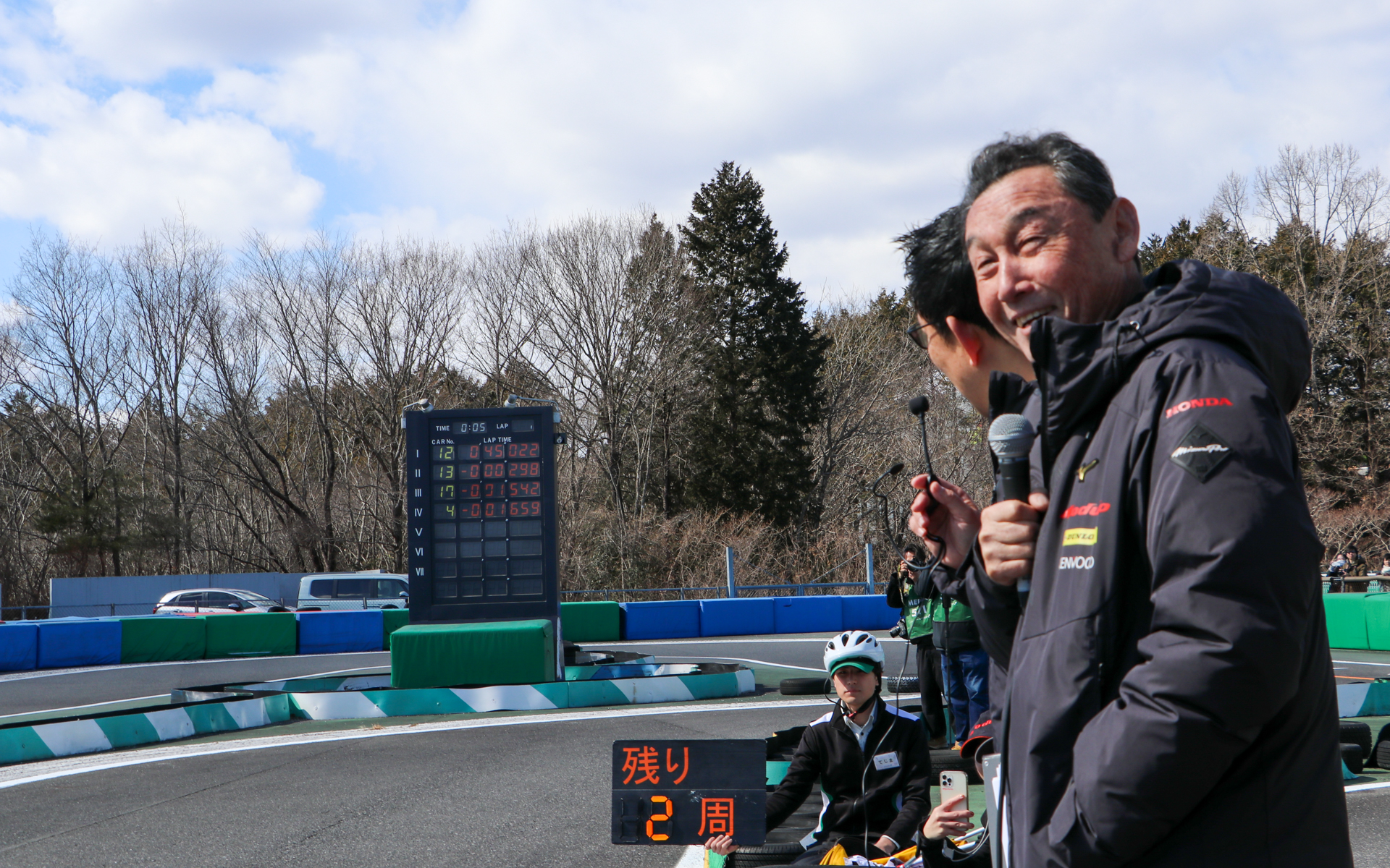 本来であればコース上にいるはずの中嶋監督本人は、ピエール北川氏と一緒に実況を楽しんでいた