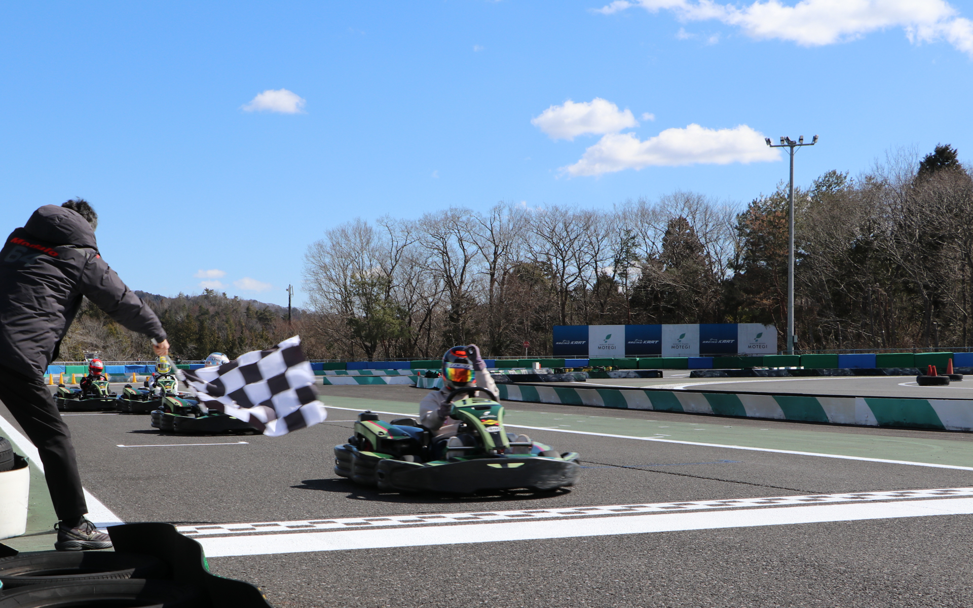 中嶋監督の影武者ということもあってか、何か見えない力（忖度）が働いたのかは不明だが、見事に逆転して優勝。中嶋監督は自らチェッカーフラッグを振って、自身の影武者の勝利を見届けた