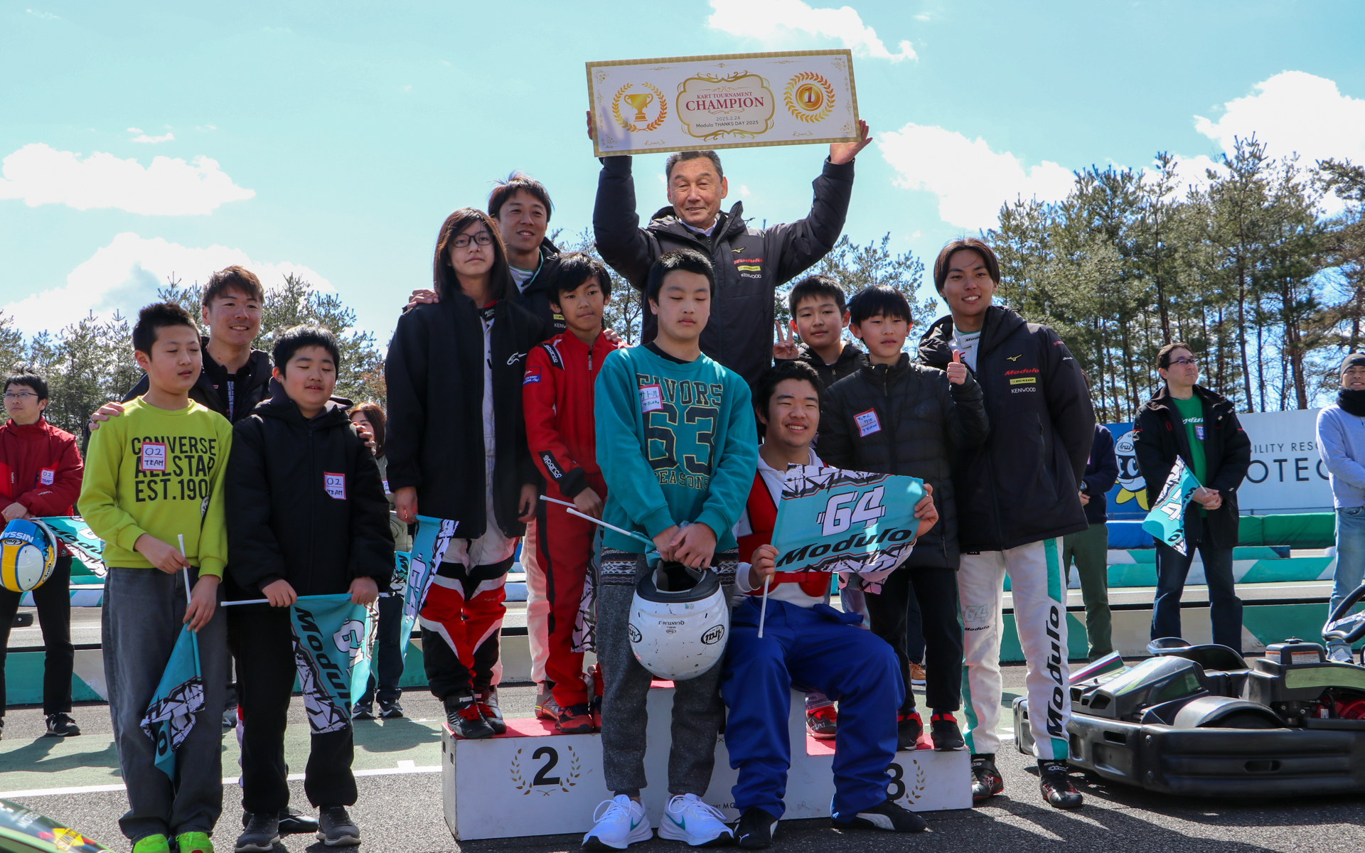 ファン参加型カート大会での記念撮影