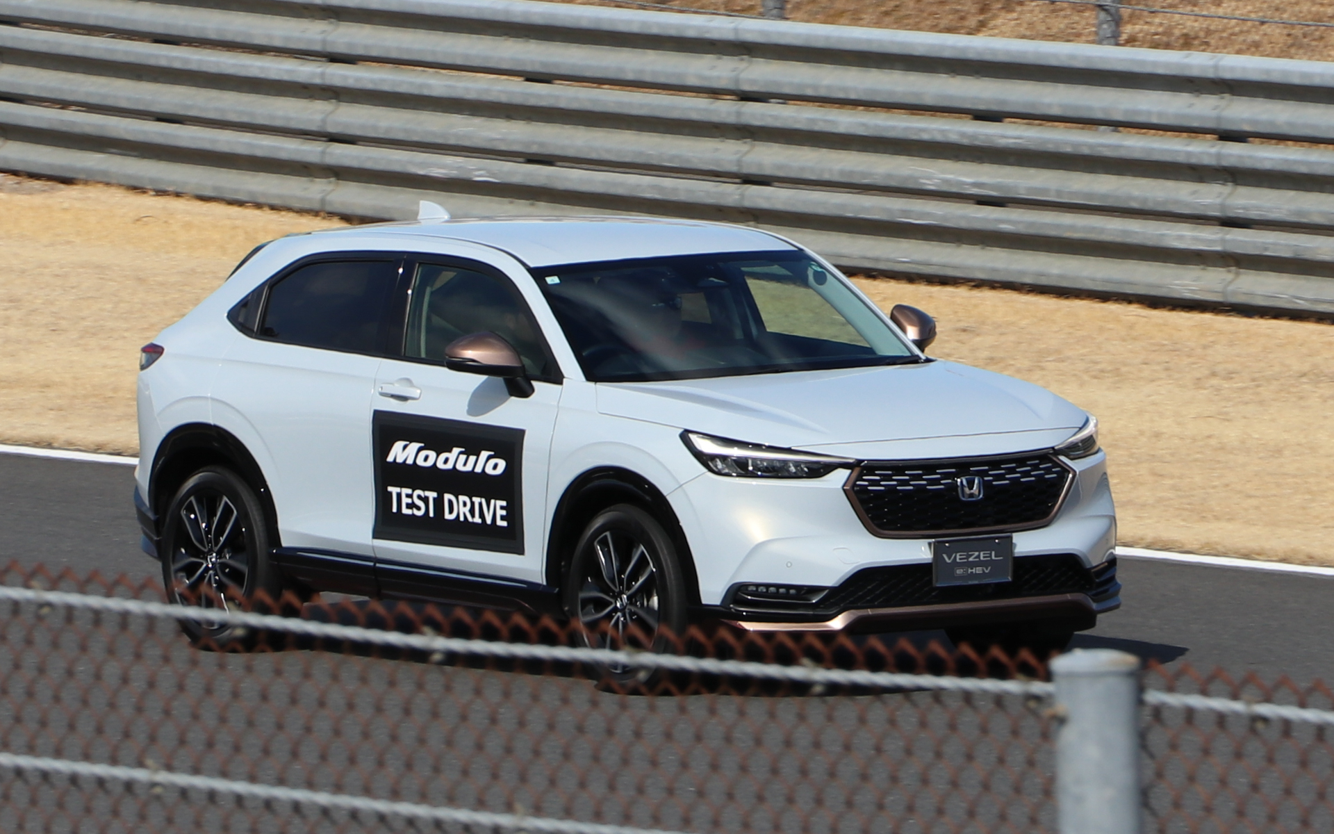 各自純正ホイールで走ってから、「MS-050」を履いた車両に乗り換えて試乗