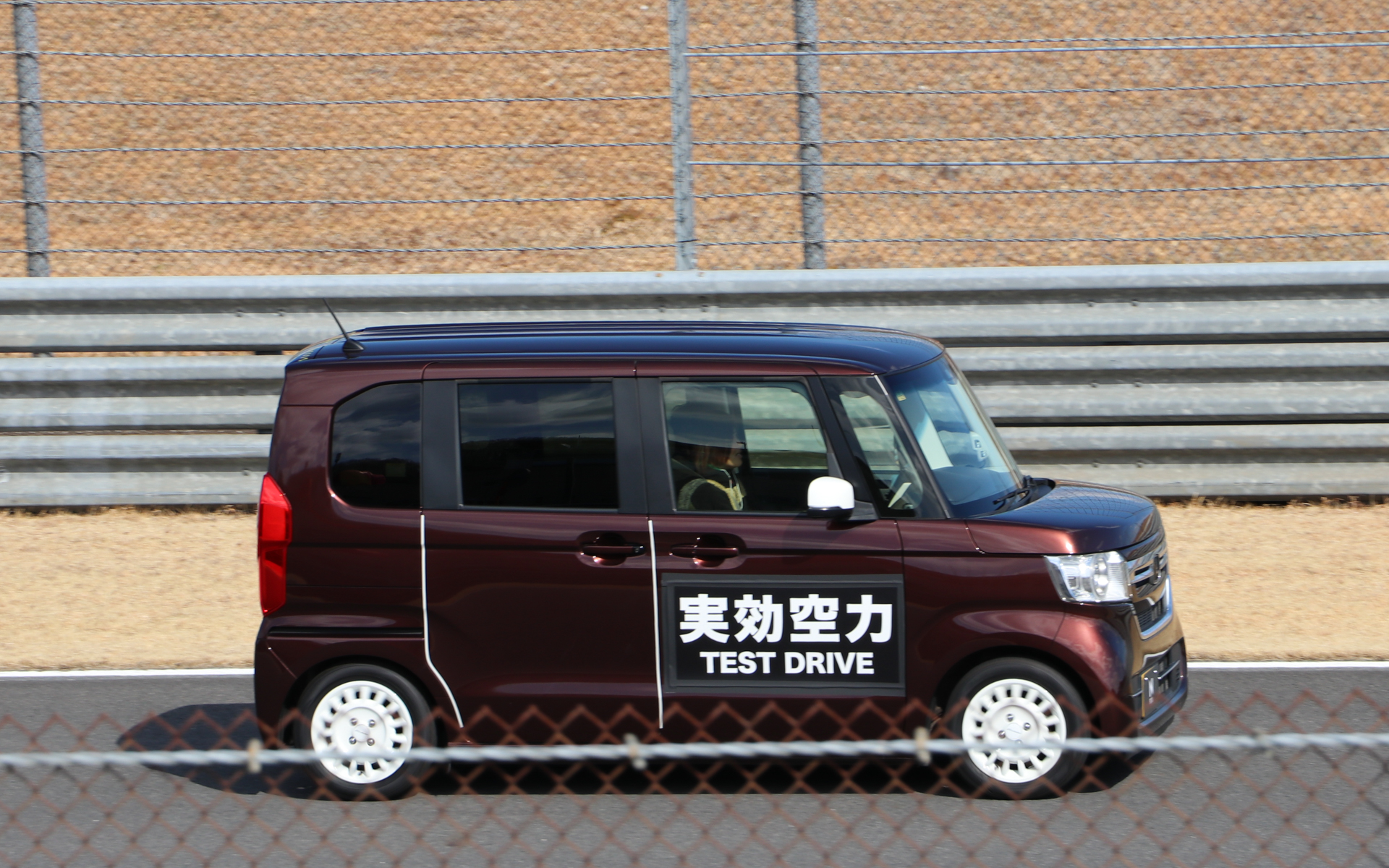 実効空力デバイス簡易版を外した状態で1周、装着した状態で1周の計2周の試乗が行なわれた