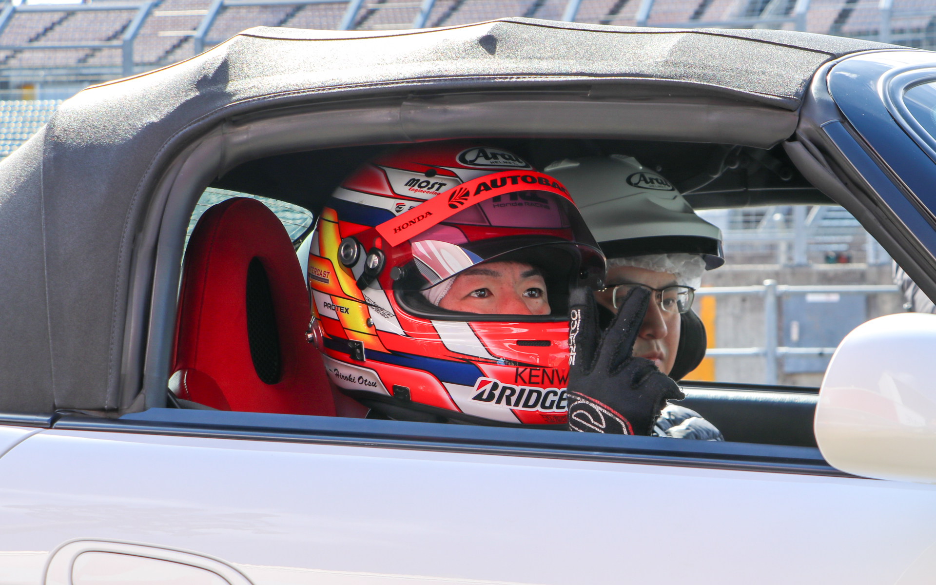 イベント出演者のレーシングドライバーも来場者を助手席に乗せ、同乗走行を楽しんでいた