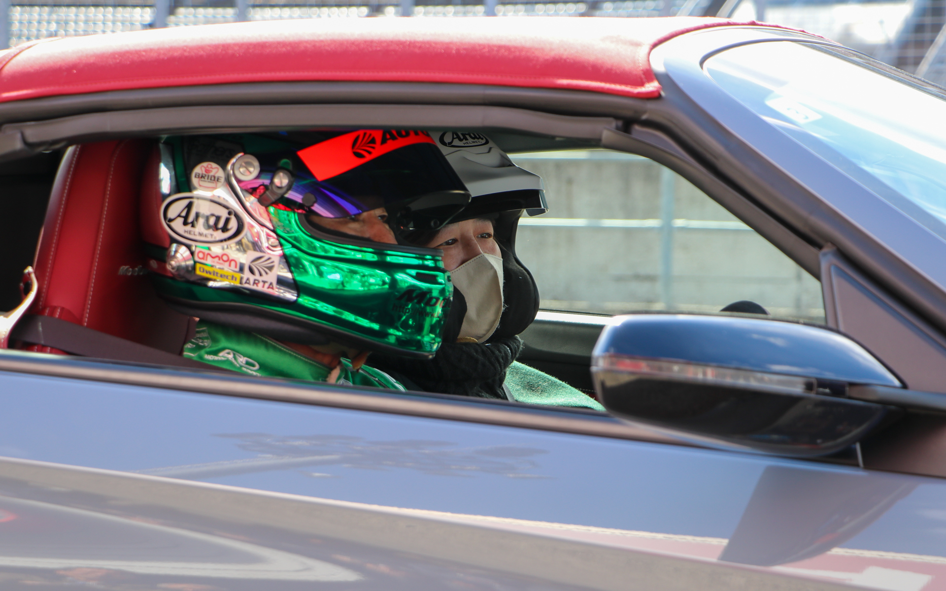 イベント出演者のレーシングドライバーも来場者を助手席に乗せ、同乗走行を楽しんでいた