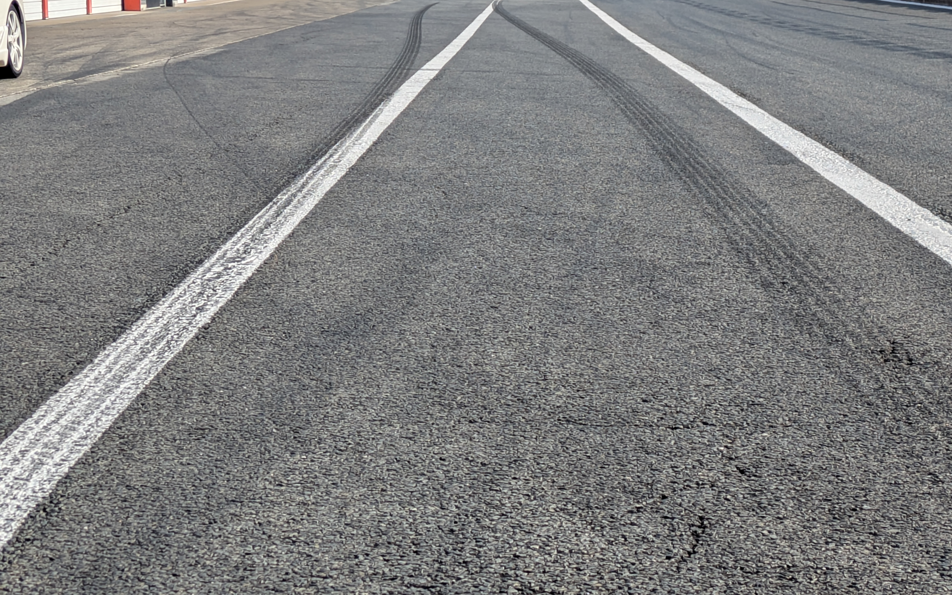 ピットロードの路面には長々とブラックマークが刻まれていた