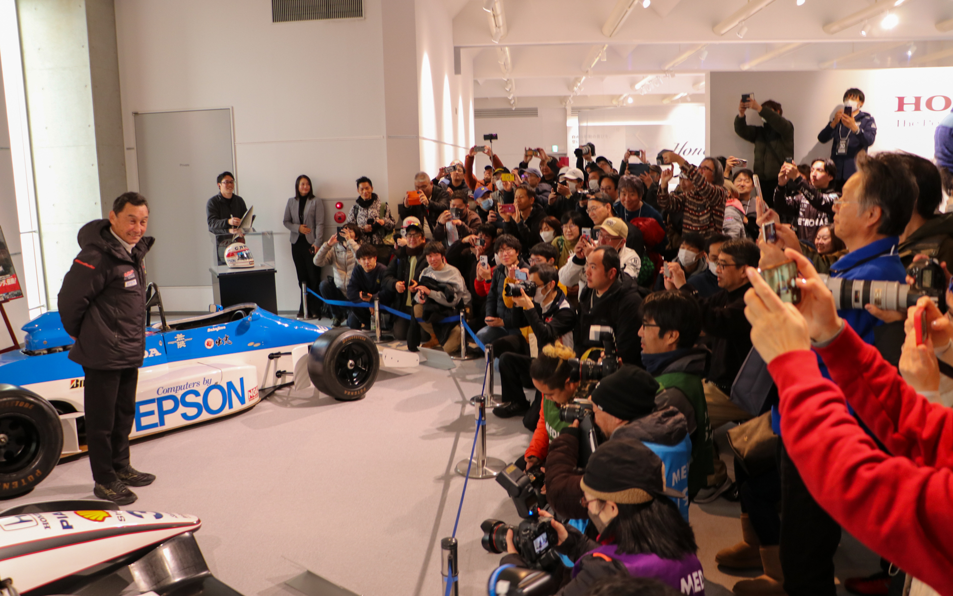 トークショー後のフォトセッションでは、大勢のファンがカメラを向けた