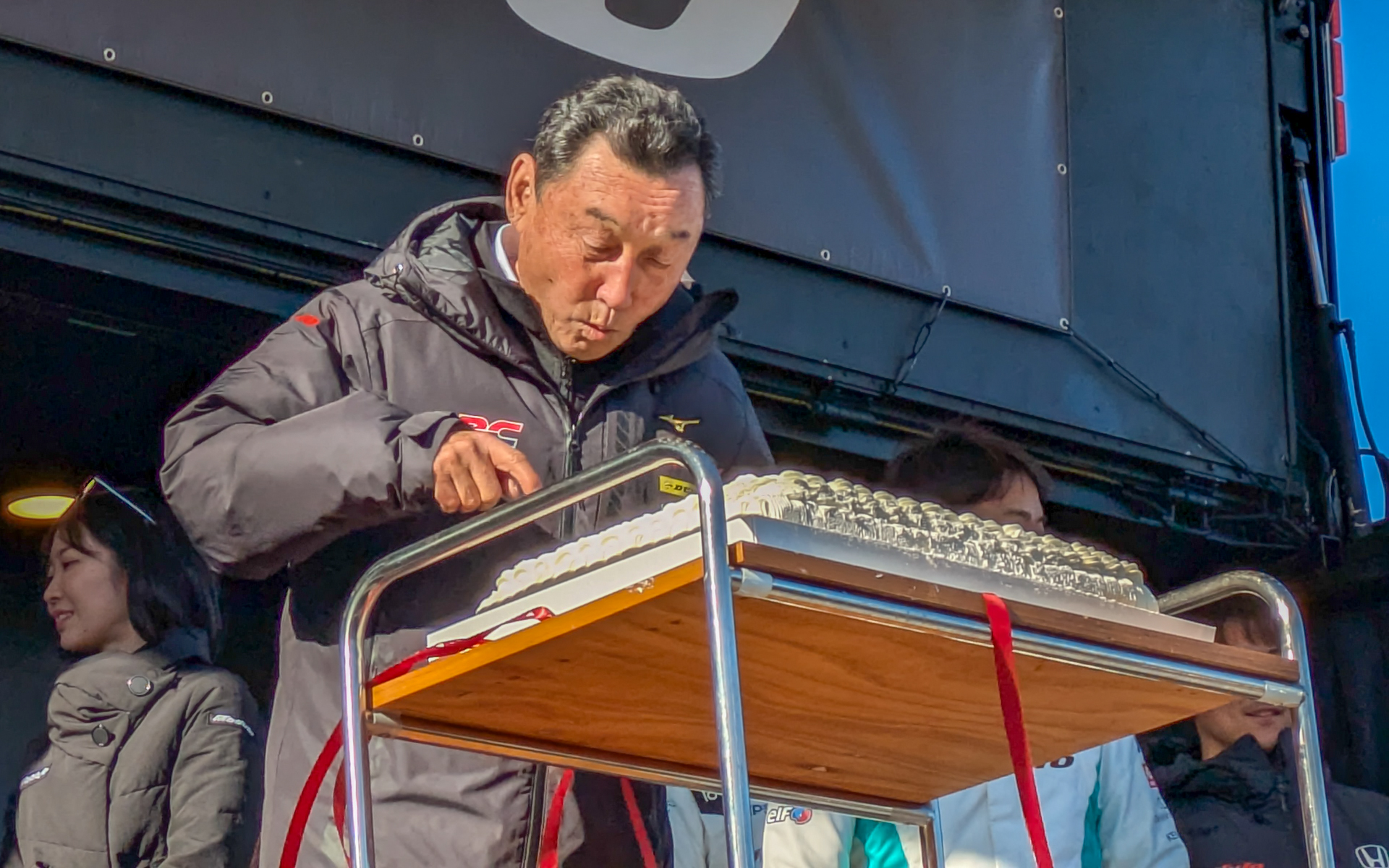 こっそりとケーキの味見をした瞬間をピエール北川氏に「あー！ 先に食べちゃってる！」と見つかり、「え？ ダメだった？」と指をくわえながらとぼける中嶋監督
