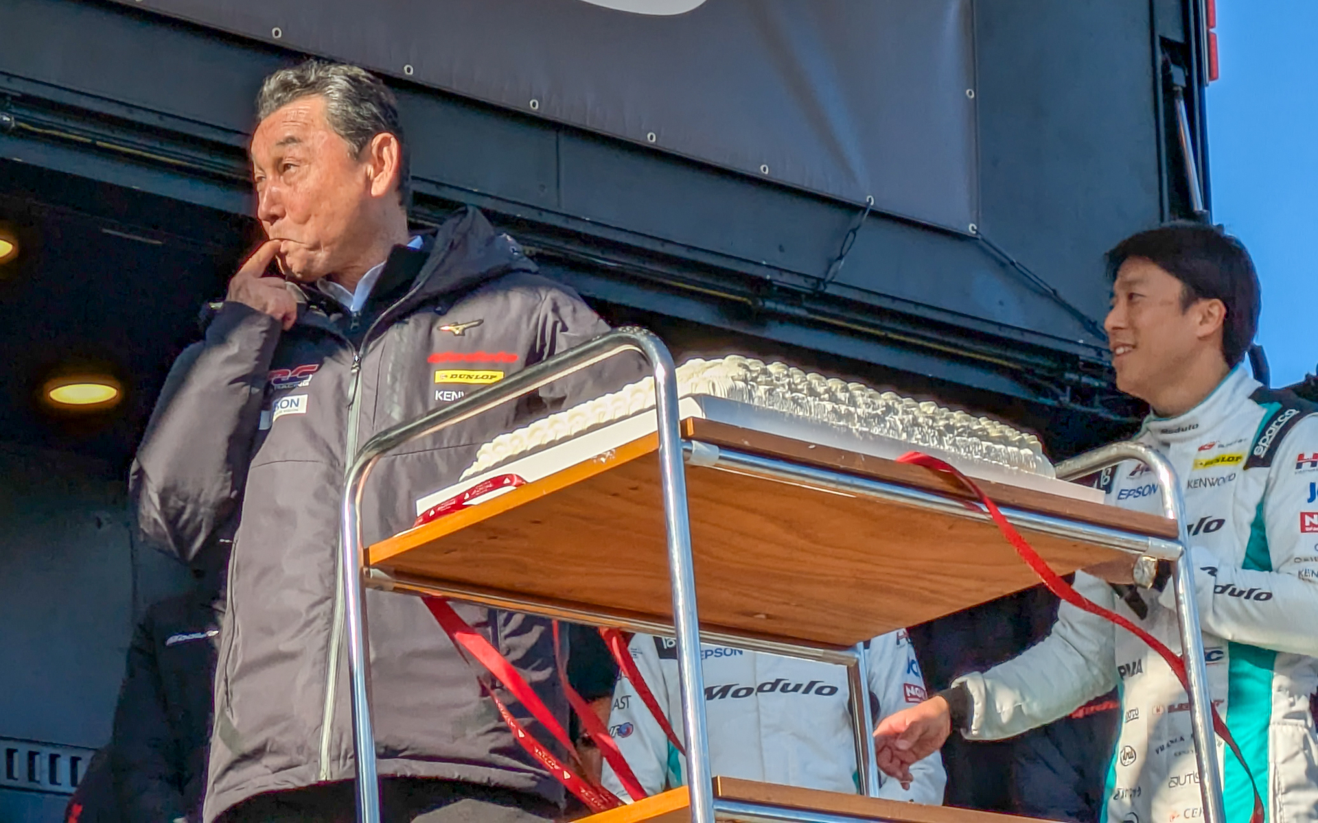 こっそりとケーキの味見をした瞬間をピエール北川氏に「あー！ 先に食べちゃってる！」と見つかり、「え？ ダメだった？」と指をくわえながらとぼける中嶋監督