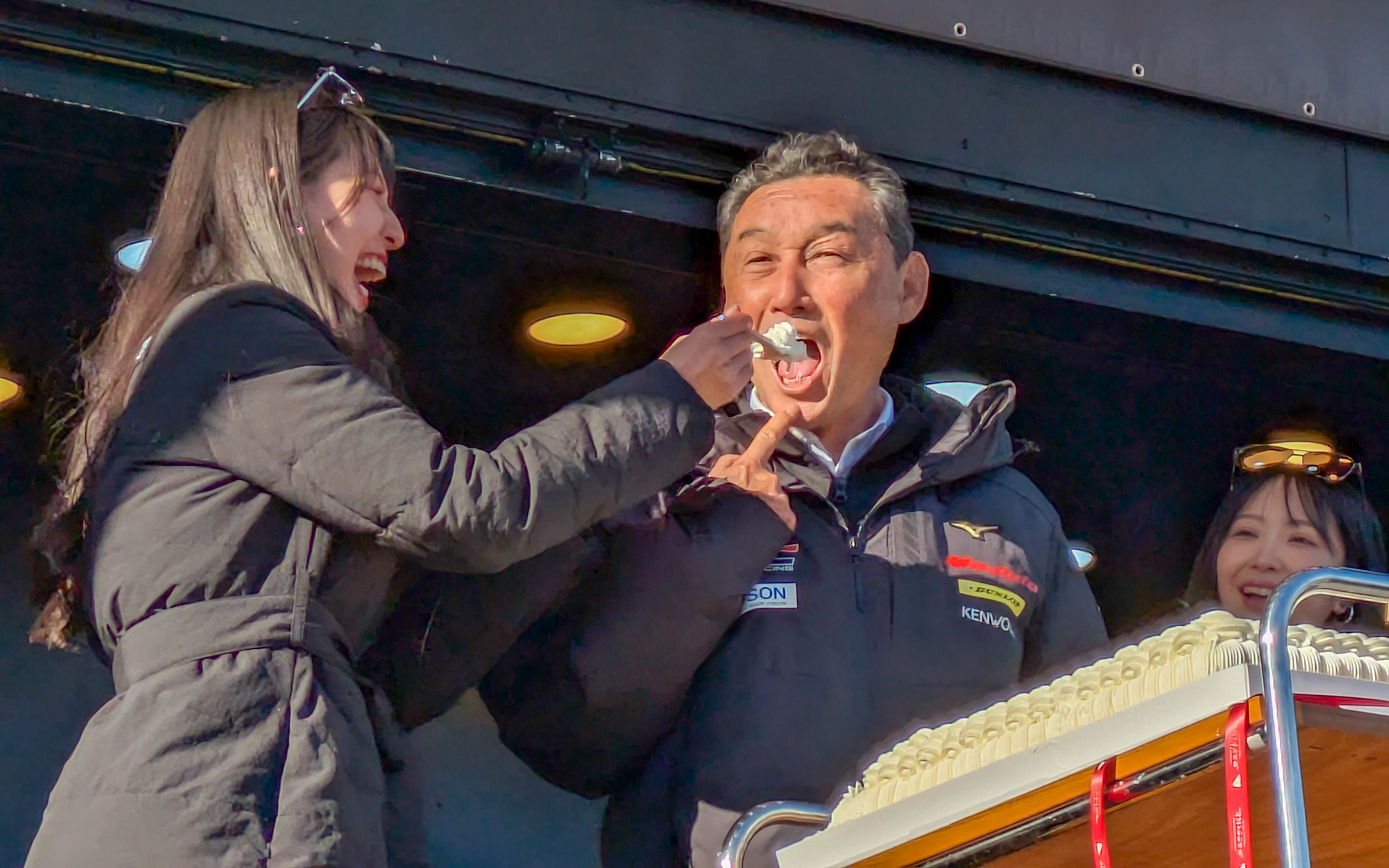 その後、レースアンバサダーModuloスマイルの池永百合さんから「あ～ん」をしてもらい満足そうな表情を浮かべていた