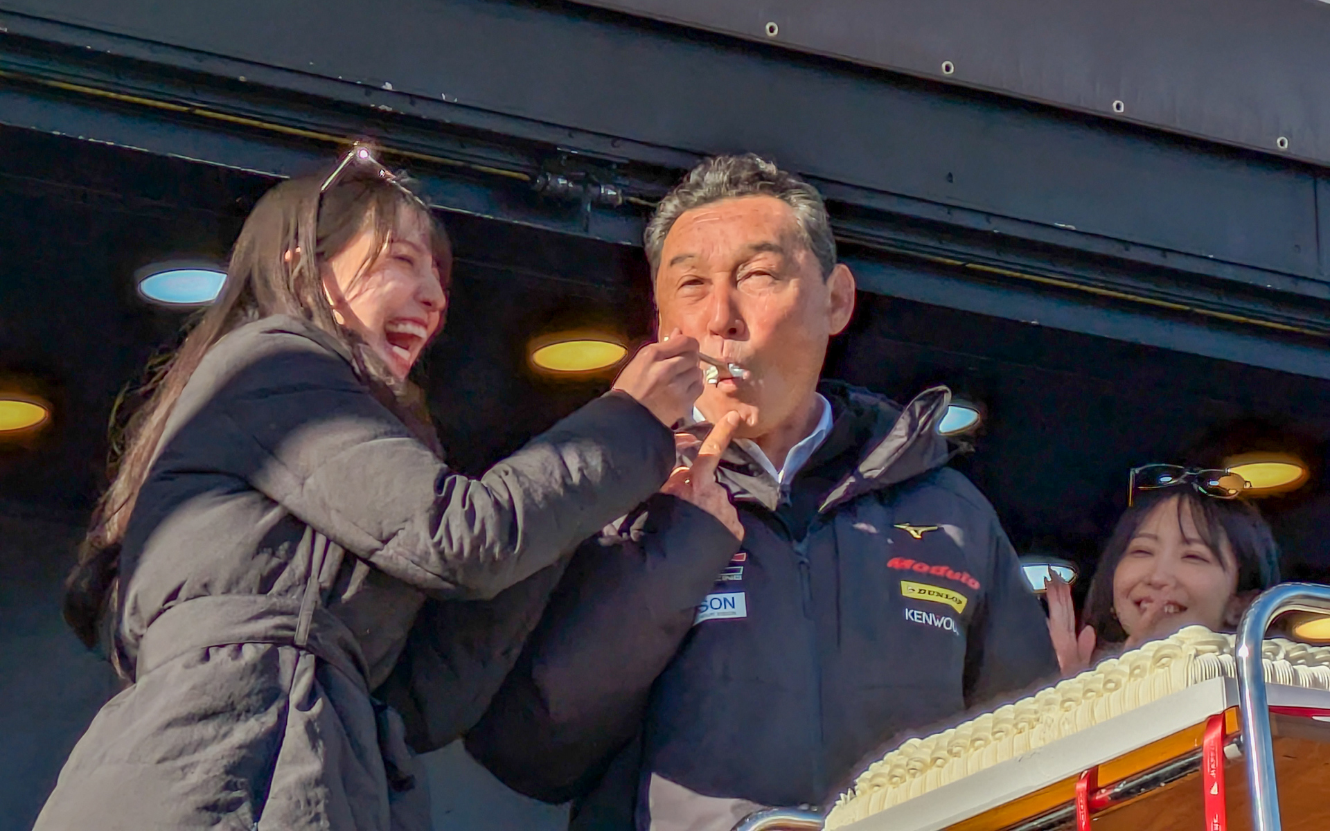 その後、レースアンバサダーModuloスマイルの池永百合さんから「あ～ん」をしてもらい満足そうな表情を浮かべていた