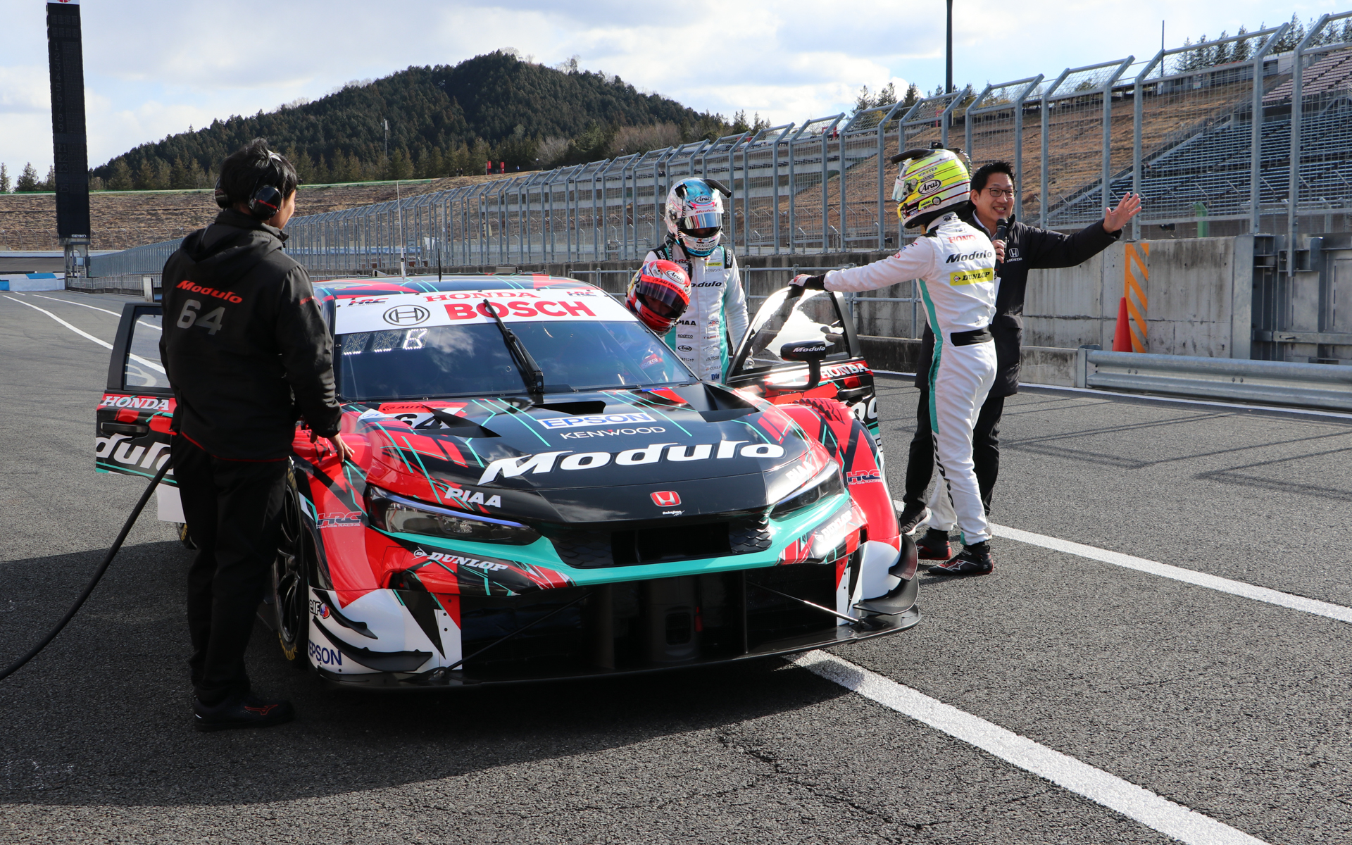 待ってましたとModulo号のコクピットに乗り込んだ大津選手。MCのピエール北川氏も「会場の皆さま、いつもの小芝居が始まりましたので、最後まで温かい目でお付き合いくださ～い」と実況