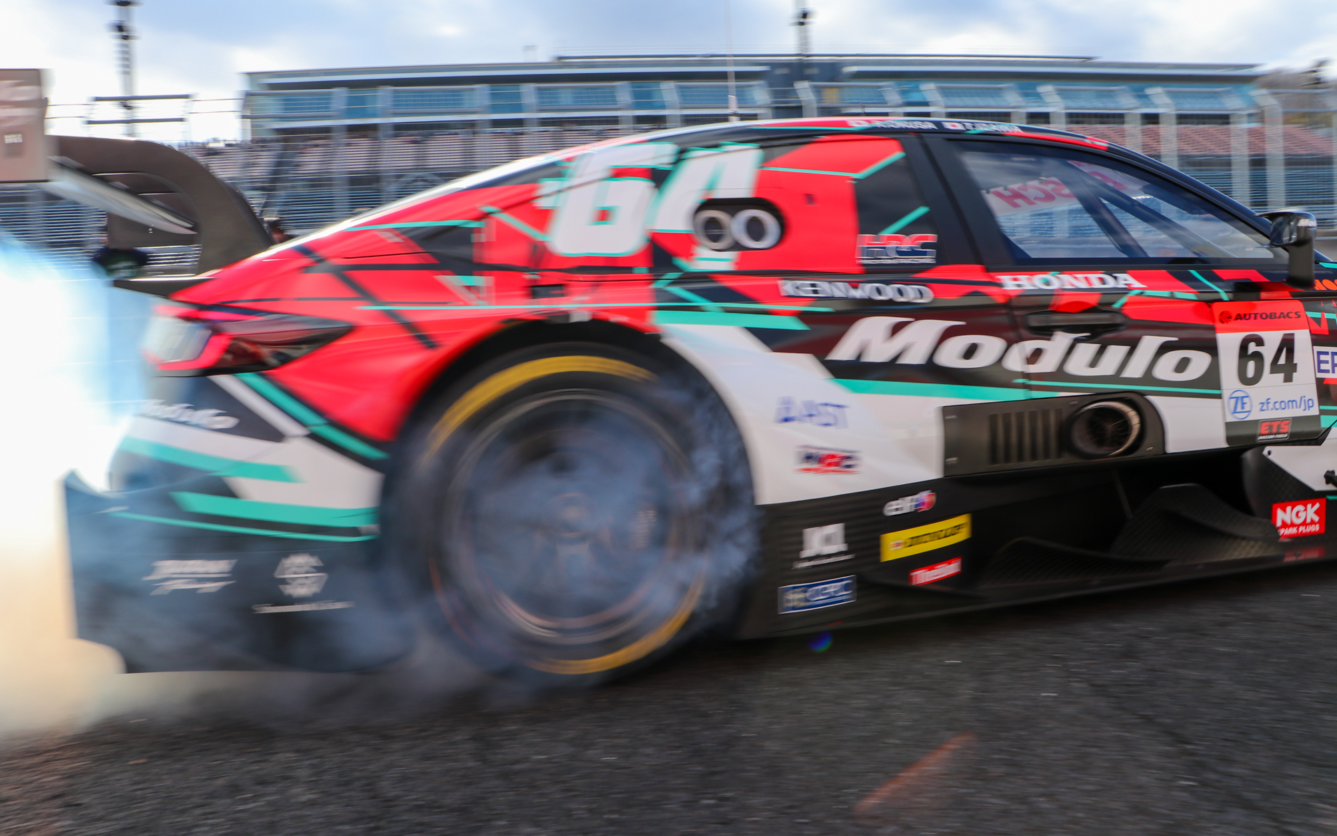 ドライバー交代を完了した伊沢選手は、イベントのためレースのようなピットロードの速度制限がないことから、いきなりアクセル全開でコースイン！